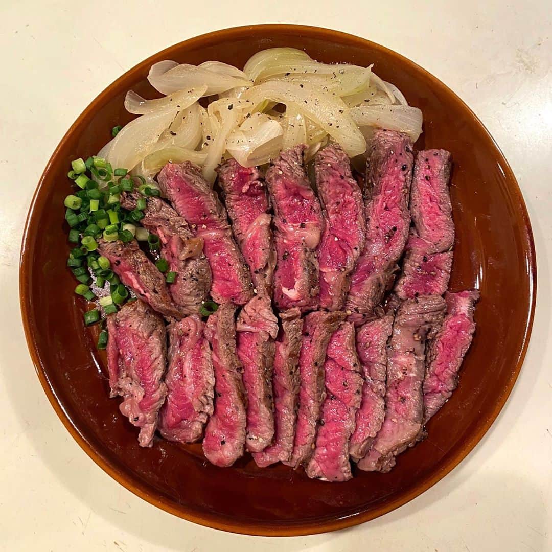 小鳥遊しほのインスタグラム：「肉をレア焼きしておろしポン酢で食べたら旨いに決まってたという写真。激レアが好き🐄  玉ねぎは炒めたりするよりレンチンの方が圧倒的に甘みが増して柔らかくなってかわいいのでレンチン派🧅 切って軽くめんつゆ振ってラップしてチンした物体がめちゃくちゃ好き。  #小鳥飯 #自炊 #じぶんごはん #肉 #ステーキ #肉料理 #おろしぽん酢 #料理」