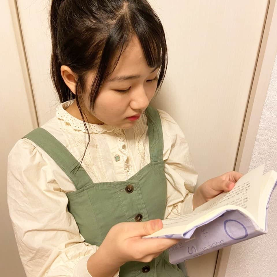 みのり（民謡ガールズ）のインスタグラム：「#読書の秋 📖  #WAWAWA #みのり #いつの日かの写真 #過去ピク #過去pic #本 #秋 #読書 #instagood #instalike #follow  #book」