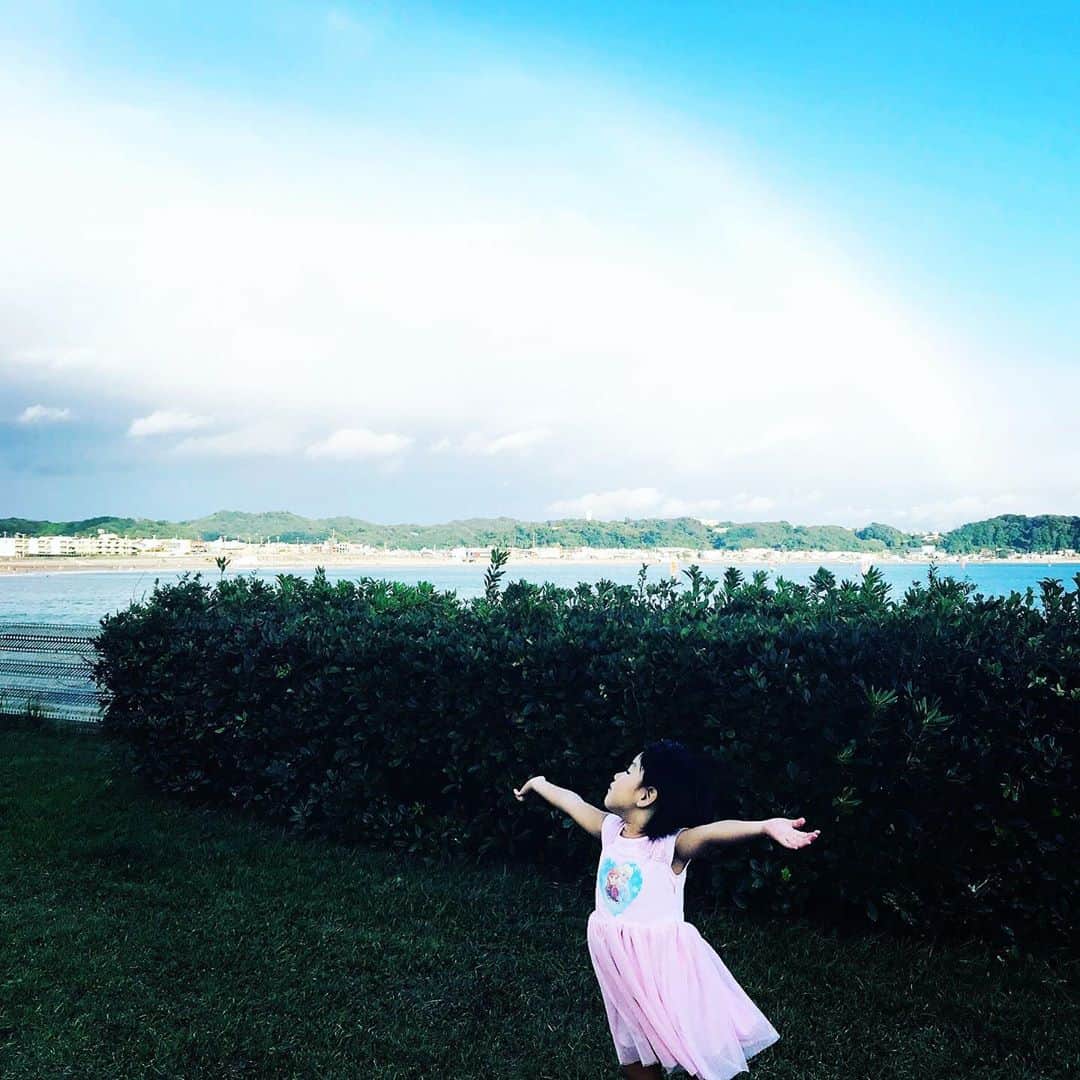 有坂美香のインスタグラム：「Dancing with the rainbow 🌈🌈🌈  #ツルビマカタマゴちゃん 明日10/13で4歳💕  #虹 #rainbow」