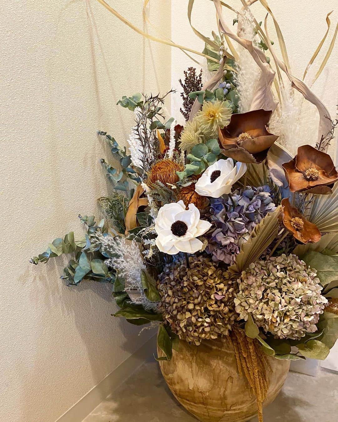 埜藤理恵のインスタグラム：「サロンに飾ってあるお花﻿ よくお客様に素敵ー!!!!と﻿ 絶賛されるのでご紹介♡﻿ ﻿ 箕面にある花勝さん @xxhanakatsuxx ﻿ ﻿ ﻿ 実はショップにはまだ行ったことが無くて﻿ ずっとSNSで見てるだけだけど﻿ カラーや飾る場所を写真を送って﻿ イメージを決めてオーダーメイドで﻿ 作ってくださりました♡﻿ ﻿ しかもこれ鉢も全部お花に合わせて♡﻿ とても素敵です😌✨﻿ 2枚目は棚に2箇所飾ってますので﻿ サロンにご来店の際はぜひ見てみてください♪♪﻿ ﻿ ﻿ 新しいサロンの店内にも﻿ 飾りたいからまたオーダーしよう♡﻿ ﻿ ﻿ ﻿ ﻿ ﻿ ﻿ nailsalon Renée®︎﻿ ￣￣￣￣￣￣￣￣﻿ TV.メディア出演﻿ スタッフ全員資格保持者﻿ カラー300種類以上﻿ パーツ1000種類以上﻿ 雑誌掲載デザイン多数﻿ ﻿ ﻿ ﻿ ▫︎梅田店﻿ 【open-close】11:00〜21:00﻿ 【定休日】不定休﻿ 【add】大阪市北区堂山町15-23-908﻿ ﻿ ﻿ ▫︎芦屋店﻿ 【open-close】11:00〜21:00﻿ 【定休日】不定休﻿ 【add】芦屋市業平町6-11 Ashiya grotto 302﻿ ﻿ ﻿ ﻿ ﻿ ▶︎▶︎▶︎初回クーポンご利用頂けます﻿ ￣￣￣￣￣￣￣￣￣￣￣￣￣￣￣￣﻿ ご予約はプロフィールTOPのリンク内﻿ URLをご利用下さい。﻿ ﻿ ﻿ ﻿ メニューに迷った方やご相談は…﻿ ﻿ 　　🤍Renée公式LINE🤍﻿ ─────────────﻿  【@bos7903t】←※@から入力🔍﻿ ﻿ ﻿ ﻿ ﻿ ﻿ #nail#nails#gelnails#nailart#ネイル#ジェルネイル#美甲#네일#젤네일#nailsalonrenee#ネイルサロンレネ﻿ #大阪ネイルサロン#梅田ネイルサロン#芦屋ネイルサロン#神戸#芦屋#beauland#ビューランド﻿ #芦屋ネイルサロン#love#instagood#tbt#photooftheday#japanesenailart#nailporn#nailpromote」