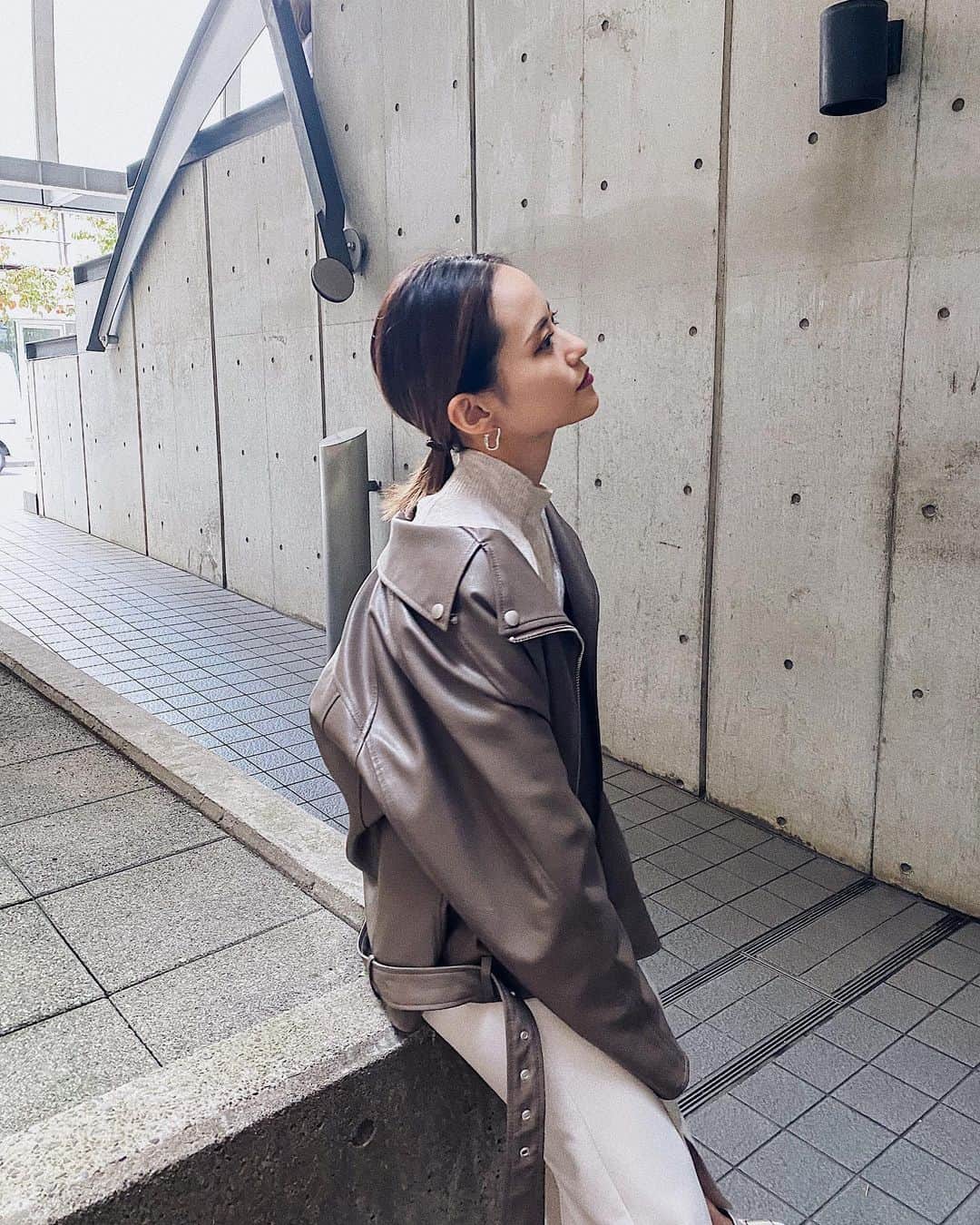 関本香里さんのインスタグラム写真 - (関本香里Instagram)「ㅤㅤㅤ 最近のリアル買いitem✌️💕 ☑︎ルーズライダース ㅤㅤㅤ オーバーサイズで柔らかい フェイクレザーが今の時期の羽織に ほんとうに使いやすいんだ💕 ㅤㅤㅤ ブラックのライダースはもう持ってるから 今年はモカのライダースにした✨ #murua」10月12日 20時56分 - kaori_sekimoto_
