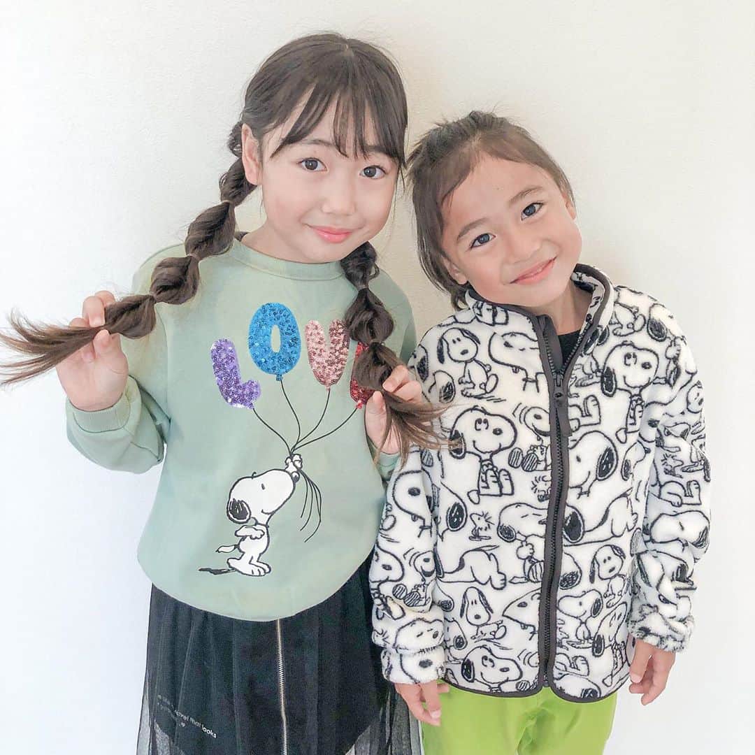 かなのインスタグラム：「． 今日も誕生日にもらった🎁で大盛り上がりな2人でした😚🌈 学校と幼稚園が始まると遊ぶ時間が足りないよね〜🥺 私も心苦しくなりながら😂 時間になったら「寝るよ〜！」と声かける毎日🥺🙏🏻 ． 学校用にも最適な @hm_kids のスヌーピーコラボコレクション💕 どれも可愛かった😍 H&Mキッズ展開店舗とhm.comで発売中だよ✨ 10/8から店舗で1,600円以上購入するとスヌーピーお風呂すごろくがもらえるみたい🤍 ． ． #hmxsnoopy#hmkids#hmキッズ#ad#スヌーピー#子供服#ベビー服」