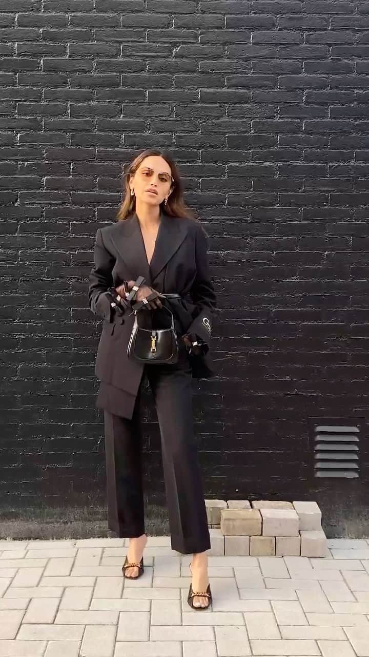 Diipa Büller-Khoslaのインスタグラム：「Installations from @nxtmuseum taking content to the next level. Wearing @gucci aw2020. #jackie19❤️🥰」