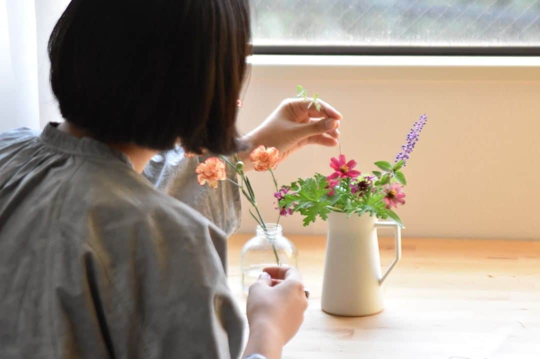 LOVEGREEN -植物と暮らしを豊かに。さんのインスタグラム写真 - (LOVEGREEN -植物と暮らしを豊かに。Instagram)「［フラワーベース］ . 編集部員がバルコニーで摘んだお花の花あしらいにチャレンジ✿ 花瓶は「migiwaフラワーベース」を使用しています。 . 陶器でできたmigiwaフラワーベース。 シンプルなデザインはお花の可憐さを引き立ててくれます。 . さらに、底が少しだけ広くなっているこのフォルム。 花瓶全体に安定感が生まれ、お花をバランス良く生けられるポイントでもあります。 . 一輪だけはもちろん 今回のようにお花をたくさん生けてもすっきりまとまるんですよ。 . お花を飾るのが楽しみになるフラワーベース。 詳しくはLOVEGREEN STOREをご覧ください🙆‍♀️ . . #migiwaフラワーベース #みぎわフラワーベース #フラワーベース #シンプルな暮らし #シンプルライフ #暮らしを楽しむ #日々の暮らし #シンプルデザイン #賃貸暮らし #植物 #植物のある暮らし #植物のある生活 #植物と暮らす #植物が好き #インテリア雑貨 #北欧インテリア #インテリア小物 #インテリア好き #インテリア植物 #インテリアフラワー #ナチュラルインテリア #花 #花のある暮らし #花束 #花瓶 #伊万里焼 #花のある生活 #花器 #賃貸インテリア #flowers」10月12日 21時00分 - lovegreen_official