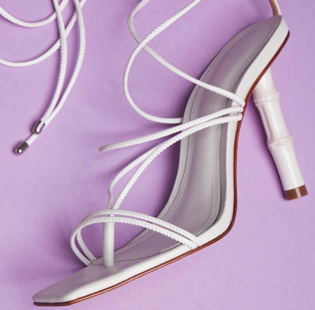Schutzのインスタグラム：「NEW WEEK, NEW HEELS - SANDÁLIA STRINGS BAMBU WHITE ❤ #newin」