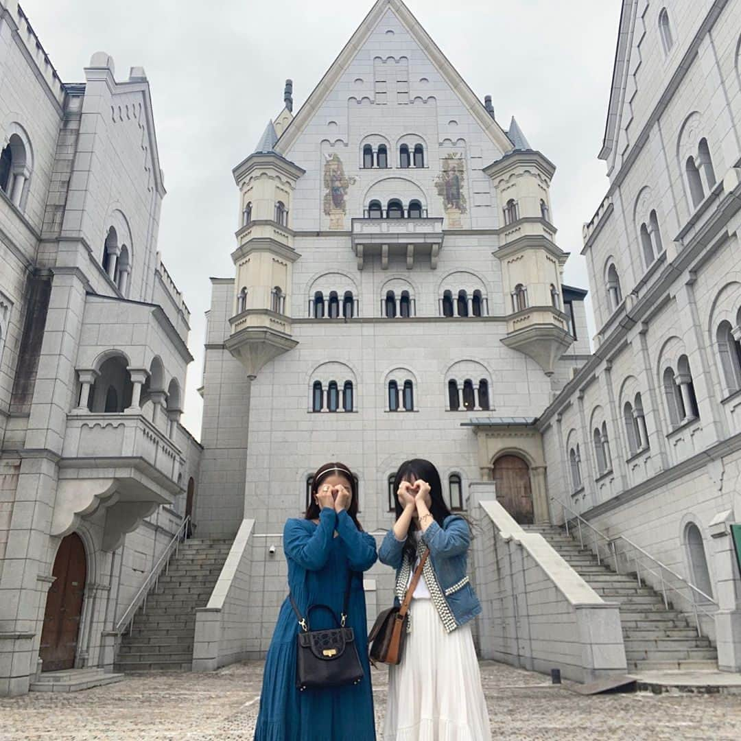 RiLiさんのインスタグラム写真 - (RiLiInstagram)「日本にいながら世界旅行！？🗺【太陽公園】🏰⁣ ......⁣ 兵庫・姫路にある海外旅行ができると噂のスポット【太陽公園】って知ってる❔❔シンデレラ城のモデルの1つとされる、ドイツ🇩🇪のノイシュヴァンシュタイン城をモチーフとした建物がスゴすぎるのっ💓💓⁣ 白鳥城🦢と呼ばれるこのお城は、その名の通り真っ白に統一されていてインスタ映え間違いなしのスポット‪‪🤍📸 事前予約をすれば、コスプレで撮影もできちゃうんだって❣️📣📣⁣ 他にも、凱旋門や万里の長城、ピラミッドなどを再現したエリアもあるよ🌎✨ 日本にいながら、世界旅行をしている気分を味わってみない･･･？🕊⁣ .⁣ ※注意※⁣⁣ 外出の際はマスクの着用、人との距離を保つなどの感染対策を心がけ⁣帰宅時はしっかり手洗い・うがいを行いましょう！⁣⁣ またご紹介した店舗の営業時間等が⁣変更されている場合がございます。ご注意ください。⁣⁣ ❣❣❣❣❣⁣ サイトやSNSで掲載させていただくお写真募集中😘📸⁣ かわいいコーデやアイテム、注目スポットなどが撮れたら、ハッシュタグ→#rili_tokyo  を付けて投稿❗⁣ ．⁣ Special Thanks💋 Photo by⁣ @whe_lee52⁣ @193_8⁣ @193_8⁣ @tabi_gurashi_maki⁣ @miii_1224⁣ @mothers_saki⁣ @____ymmr⁣ @jmepq6⁣ @____ymmr⁣ ．⁣ #太陽公園#姫路スポット#白鳥城#世界旅行#ノイシュヴァンシュタイン城#旅行#国内旅行#兵庫観光#女子旅#国内観光 #RiLi  #おしゃれさんと繋がりたい #お洒落さんと繋がりたい #ファッション #패션스타그램 #ootd #outfit」10月12日 21時00分 - rili.tokyo