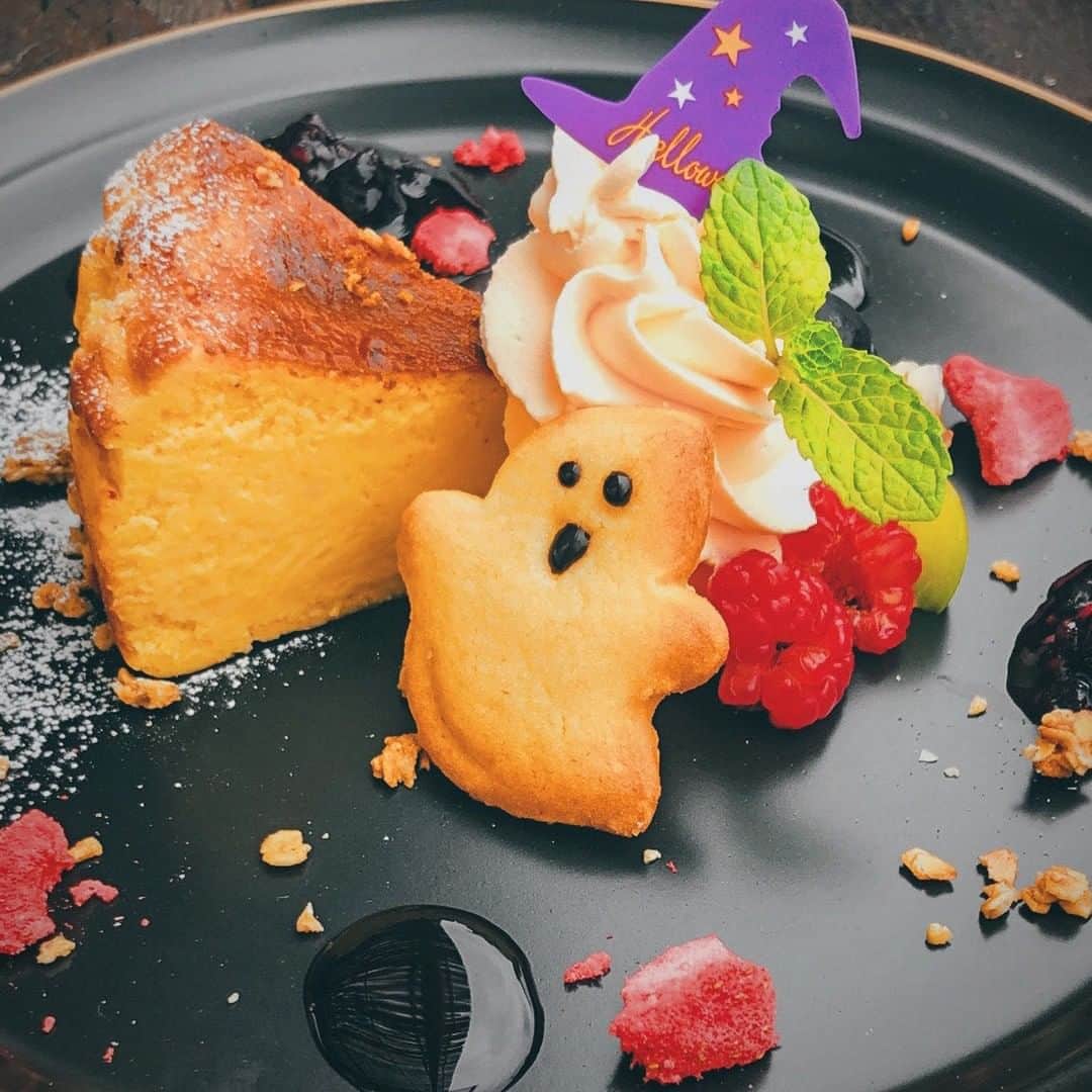 ケーキ&カフェ 海風堂のインスタグラム：「ランチでは、ハロウィンのデザートプレート始めました🎃かぼちゃとチーズのケーキです❗️季節の味をぜひお楽しみください✨  #海風堂 #市川 #南大野 #カフェ #スイーツ#ハロウィン #デザート #パンプキン #かぼちゃ #チーズ #ケーキ」