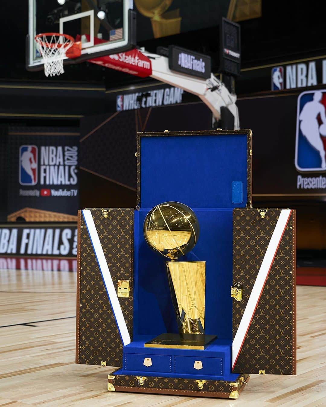 ルイ・ヴィトンさんのインスタグラム写真 - (ルイ・ヴィトンInstagram)「Congratulations to the 2020 #NBAFinals Champions. For the first time, this year's winning team was awarded the @NBA Larry O’Brien Trophy in a bespoke #LouisVuitton Travel Case. Learn more about the exceptional trunk via link in bio. #LVxNBA」10月12日 21時01分 - louisvuitton