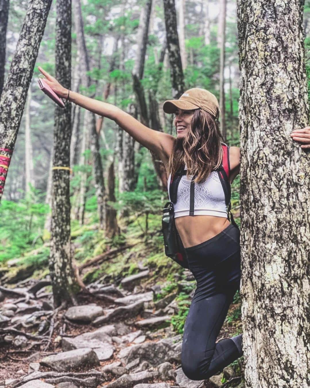 藤井アルダのインスタグラム：「Let’s get looooooost 🍂⛰  #金峯山  #mountainvibes #naturelovers  #山 #letsgetlost」