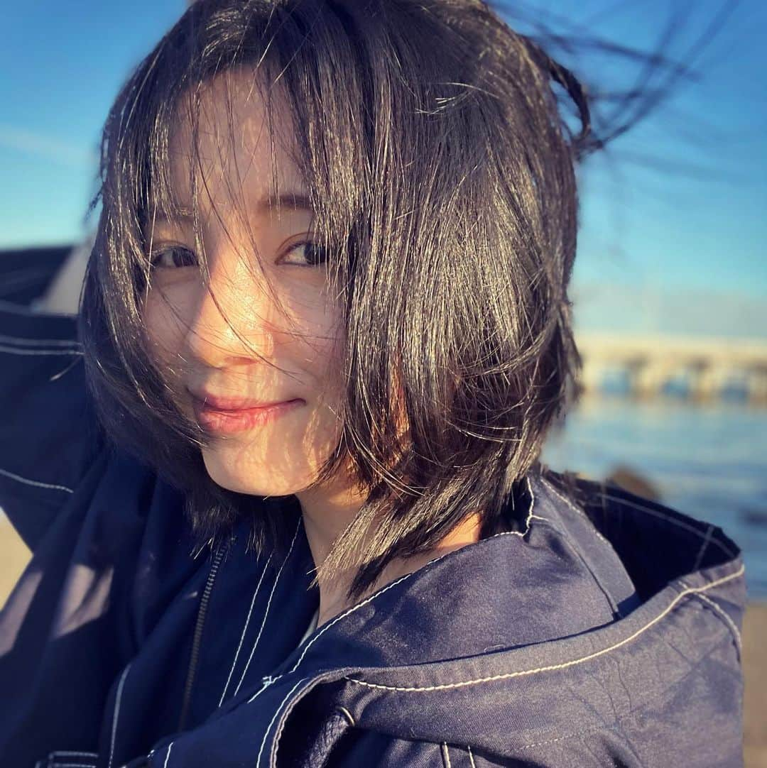 入来茉里さんのインスタグラム写真 - (入来茉里Instagram)「夕焼けの海♡ テトラポットに当たった波の音がなんだかとても懐かしくて。 地元を思い出しました🌋 海風も気持ちよかった〜 海、好きですか？ #海 #海が好き #波音 #いい天気 #japan #unknownjapan」10月12日 21時03分 - iriki.mari_official