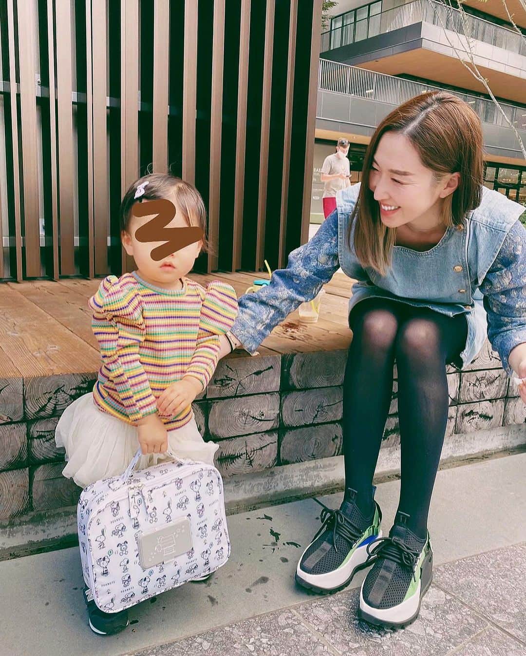 shihoのインスタグラム：「お友達のポーチを 自分のものかのようにもち ポーズをとる娘と そのまま寝起きの機嫌を戻そうと 隣で必死に持ち上げる母😂💕  あら？笑うと目もないし シワもあるではないか。 やだぁどうしましょ😳💜笑 . . . . . #女の子ベビー #女の子ママ」