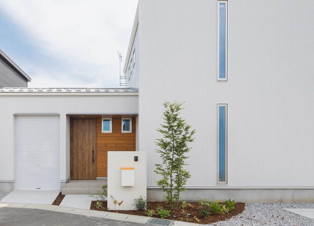 ルポハウス一級建築士事務所さんのインスタグラム写真 - (ルポハウス一級建築士事務所Instagram)「・ ・ ・ スタイリッシュな縦ガルバにホワイトが際立つ三角屋根のお家。 ・ 杉の羽目板が白さを引き立てながら、温かさをプラスして可愛らしさも演出します。 ・ ・ ・ 𓐌𓐌𓐌𓐌𓐌𓐌𓐌𓐌𓐌𓐌𓐌𓐌𓐌𓐌𓐌𓐌𓐌𓐌  ルポハウスの施工事例はこちらまで☞ @reposhouse  𓐌𓐌𓐌𓐌𓐌𓐌𓐌𓐌𓐌𓐌𓐌𓐌𓐌𓐌𓐌𓐌𓐌𓐌 #ルポハウス は#ちょっとかっこいい家 を"友人のために" という思いでつくっています。 一生に一度の#マイホーム。 「あなたにしかできない」×「ルポハウスだからできる」で、 私たちだけの#家づくり を思いっきり楽しんでみませんか？！ ・ ・ ・ #住宅 #注文住宅 #新築一戸建て #デザイナーズ住宅  #一級建築士事務所 #設計事務所  #滋賀県大津市 #滋賀県草津市 #滋賀県栗東市  #滋賀県近江八幡市 #ガルバリウム #ホワイトガルバ #外観デザイン #外観イメージ #ガルバリウム外壁 #アイジー工業 #インナーガレージ」10月12日 21時05分 - reposhouse