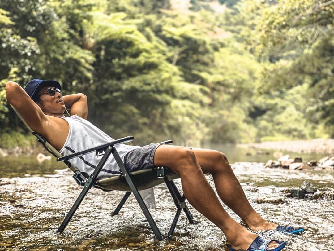安藝正俊のインスタグラム：「▶︎【持ち運び便利♪ Coleman LAYCHAIR レイチェア 】  outdoor life ~ ♪  のんびリフレッシュ 🏕 川でのんびり過ごす時間が たまらんね 🤙  Colemanのレイチェア抜群！ リクライニング式でくつろげるから最高👏 軽量でコンパクトだから持ち運びも簡単！  キャンプ道具も揃い始めて なかなかいい感じ👍  【item】 《camp gear》 @coleman_japan  ・LAYCHAIR   《sunglasses》 @zeque_by_zeal  : #沖縄 #沖縄移住 #沖縄好きな人と繋がりたい  #休日の過ごし方 #夏休み #旅好きな人と繋がりたい  #写真好きな人と繋がりたい  #お洒落さんと繋がりたい  #偏光サングラス #ぴえん #ライフスタイル #スローライフ #アウトドア #キャンプ #キャンプ道具 #コールマン #インスタ映え #ソトアソビ #ダレカニミセタイケシキ  #japan #okinawa #outdoor #coleman  #camp #camping #polarized #polarizedsunglasseslen  #summervibes #goodvibes」