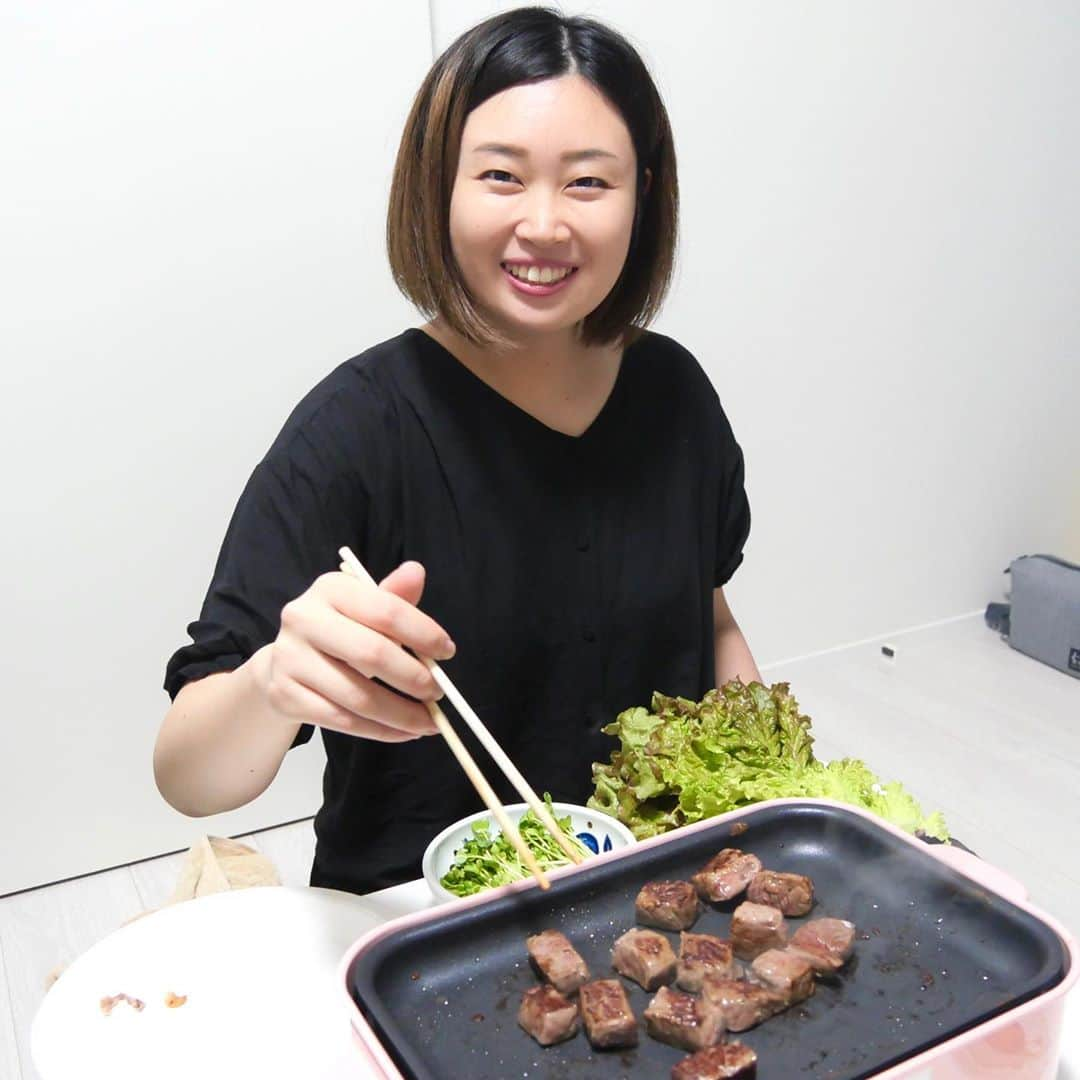 下平夏奈さんのインスタグラム写真 - (下平夏奈Instagram)「おうちBBQ🍖  今年の夏は外でBBQが出来なかったので、  @myself.fromfarm さんの 黒毛和牛【ワイルドBBQセット 1.85kg】 をお取り寄せしました♩  ホットプレートで ガンガン焼いていったよ⭐️笑  お肉は柔らかくてジューシー◎ すごく美味しかった！！！！  (3枚目の動画みたらまた食べたくなる〜笑)  お肉は小分けに冷凍されているので 必要な分だけ焼くことができて便利☆  専用のタレやスパイスも 付属でついてくるので いろんな味が楽しめますよ✨  今年の夏、 BBQできなかったよー。って人に ぜひお取り寄せしてもらいたいな〜⭐︎  #お肉の直売所フロムファーム #黒毛和牛 #Iボーンステーキ #カルビ #バックリブ #ポークフランク #トリドリベース  #おうちごはん #焼肉 #BBQ #おうち焼肉 #おうちbbq #ごはん #献立 #今日のごはん #ホームパーティー  #おもてなしごはん #ブルーノホットプレート #肉スタグラム #牛肉 #肉料理 #おうちごはん部 #bruno #food #pr」10月12日 21時06分 - kana0412.sss