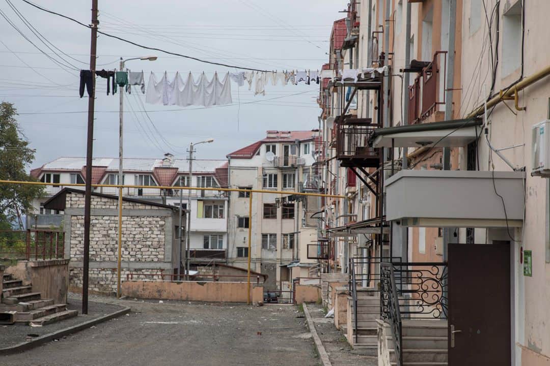 ルモンドさんのインスタグラム写真 - (ルモンドInstagram)「Des ombres se faufilent dans la nuit pour rejoindre les abris. Stepanakert, ville fantôme. Des sirènes d’alerte retentissent. Un missile survole la ville. Les seuls rais de lumière sont ceux des phares des rares voitures qui osent encore circuler, pneus crissant sur l’asphalte. Une, deux, trois explosions brisent le silence parfait d’une cité qui semble morte. Sans incendie, impossible de déterminer quelles sont les cibles des missiles. Une heure après, c’est un bombardement d’une douzaine d’engins explosifs. Encore plus tard, un fracas écrasant est le dernier de cette quatorzième nuit de guerre, résurgence d’un conflit vieux de trente ans.⁣ Bakou a lancé le 27 septembre une offensive destinée à reconquérir ce territoire perdu après l’effondrement de l’URSS au profit de l’Arménie. Au soir d’un premier jour de « cessez-le-feu » qui n’a, pour le moment, pas tenu ses promesses, Stepanakert, la « capitale » de la « République d’Artsakh » (le Haut-Karabakh, une république autoproclamée et non reconnue par la communauté internationale), a été visée, comme presque chaque nuit depuis deux semaines, par l’armée azerbaïdjanaise. Le cessez-le-feu annoncé à Moscou après une réunion tripartite de la diplomatie russe avec l’Azerbaïdjan et l’Arménie, et qui devait prendre effet samedi 10 octobre à midi, n’aura pas été respecté une seule journée.⁣ -⁣ 1 : Un abri installé par le ministère des situations d’urgence dans le parking d’un immeuble du centre-ville, le 11 octobre⁣ 2 : Une rue désertée de Stepanakert le 11 octobre⁣ 3 : Des destructions suite à un bombardement, le 11 octobre.⁣ 4 : L'Archevêque de Stepanakert, Pargev Martirosyan, le 11 octobre.⁣ 5 : Le propriétaire d'une boulangerie industrielle de Stepanakert a installé du matériel dans les sous-sol d'un immeuble de la ville pour produire du pain destiné aux civils et aux au soldats du front.⁣ 6-7 : Dans un cimetière du centre-ville de Stepanakert, une femme assiste, le 11 octobre, à l’enterrement de son neveu, mort au front.⁣ -⁣ Photos : Laurent Van der Stockt (@laurentvanderstockt) #PourLeMonde⁣ -⁣ #Armenie #guerre」10月12日 21時06分 - lemondefr