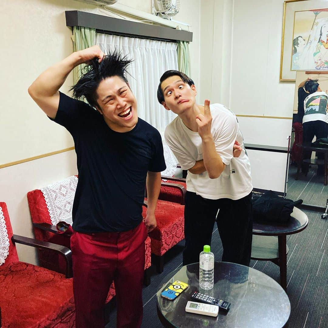 畠中悠さんのインスタグラム写真 - (畠中悠Instagram)「コウテイとのツーマンライブ、ありがとうございました！ あまりにも楽しかったです！ #コウテイ #祇園花月 #祇園一会 #ズィーヤ #🤞 #🤞🏻 #🤞🏿」10月12日 21時16分 - hatanakayuuuuu