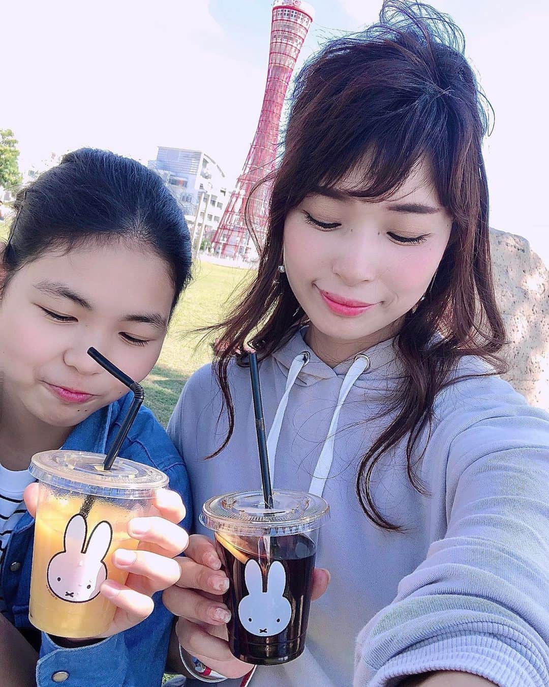 三佐和あやのインスタグラム：「ミッフィーちゃんにきゅん😆テイクアウトしてピクニックしました🥡✨ ・ メリケンパークで すんごい のんびり過ごして 気持ちよかった〜😆☀️ ・ 何故か 先月より よく歩けるようになったの〜！ 神戸大丸店からメリケンパークまで歩きました✨💕最初から つわりもキツかったし、辛かったけど、今頃になってやっと、マタニティライフを楽しめてるかんじ！！ ・  あと2週間したら 正産期で、いつ産まれてもいいよ〜って言われたので できるだけ、運動もできるようにね✨ 次女がよく付き合ってくれます😊 ・ ということは、あと2週間したら いつ産まれるか分からなくてヒヤヒヤするかも🤗一応いつでも診察券と 破水した時用にナプキン持ち歩いてます〜✨ ・ もうちょっと お腹にいてね〜😆✨ ・ #神戸 #メリケンパーク #ディックブルーナ #ミッフィー #ミッフィーカフェ #テイクアウト #テイクアウトランチ #テイクアウトグルメ #ピクニック #ピクニック弁当 #ママコーデ #ママ#マタニティライフ #マタニティ#ぷんにー #ぷんにーらいふ」