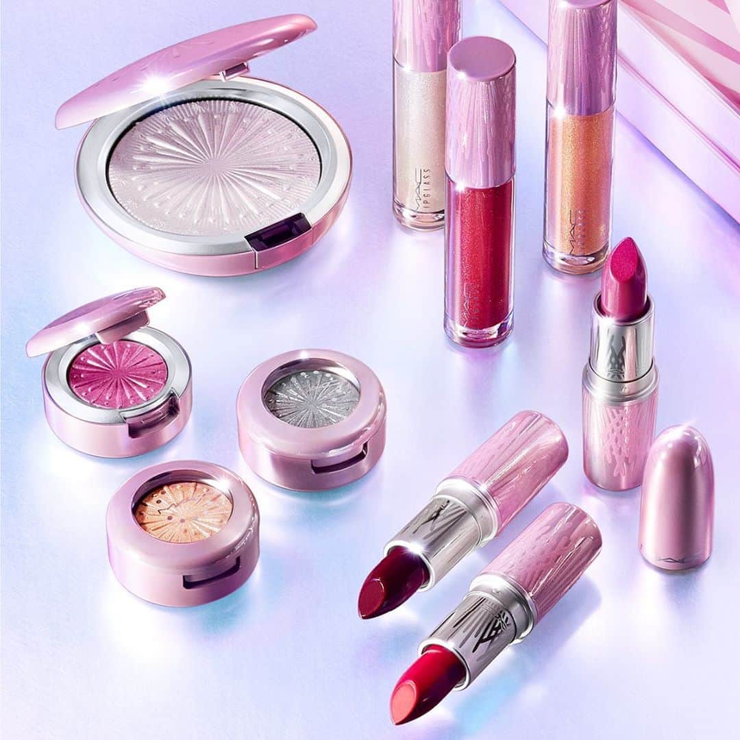 M∙A∙C Cosmetics Japanのインスタグラム：「【まもなく発売開始】 冬の花火からインスパイアされたグリッターやシマーな艶めきを叶えるM･A･Cホリデー コレクション❄️ 大切な人や、一年頑張った自分へのご褒美にとっておきのギフトを✨ #MACFrostedFirework  ㅤ 上から時計回りに、 ・リップガラス(限定5色)  ・リップスティック(限定5色)  ・エクストラ ディメンション フォイル アイシャドウ(限定5色)  ・エクストラ ディメンション スキンフィニッシュ(限定2色) ㅤ *10月13日（火）公式オンライン先行発売 午前10時発売予定。システムの影響により、発売が多少前後する可能性がございます。何卒ご了承ください。 *10月16日（金）全国発売 店頭での事前予約を承っております。 ㅤ ㅤ #MACクリスマスコフレ2020 #MACHoliday #MACCosmeticsJapan #MACコスメ#MACCosmetics #コスメ #メイク #ホリデー #コフレ #クリスマスコフレ #クリスマスコフレ2020 #ホリデーシーズン #クリスマスプレゼント #メイク動画 #コスメ好き #メイクアップ #ホリデーコフレ #コスメ購入品 #makeup #cosme #cosmetics #holiday #holidaymakeup #holiday #holidays #holiday2020」