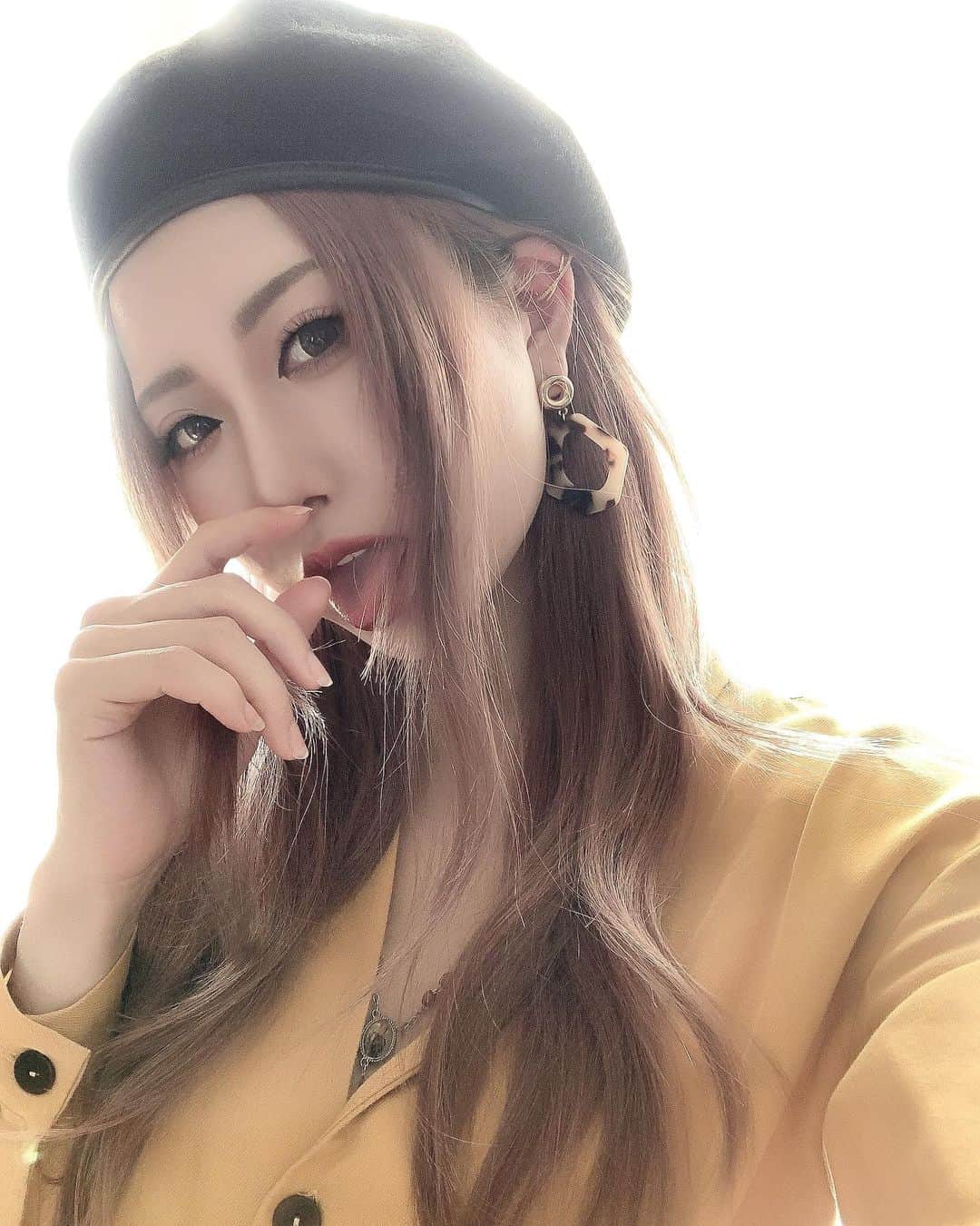 春咲ひなたのインスタグラム：「台風それてよかったね🤤⛈⚡️ . #自撮り界隈#ポーズ#謎」