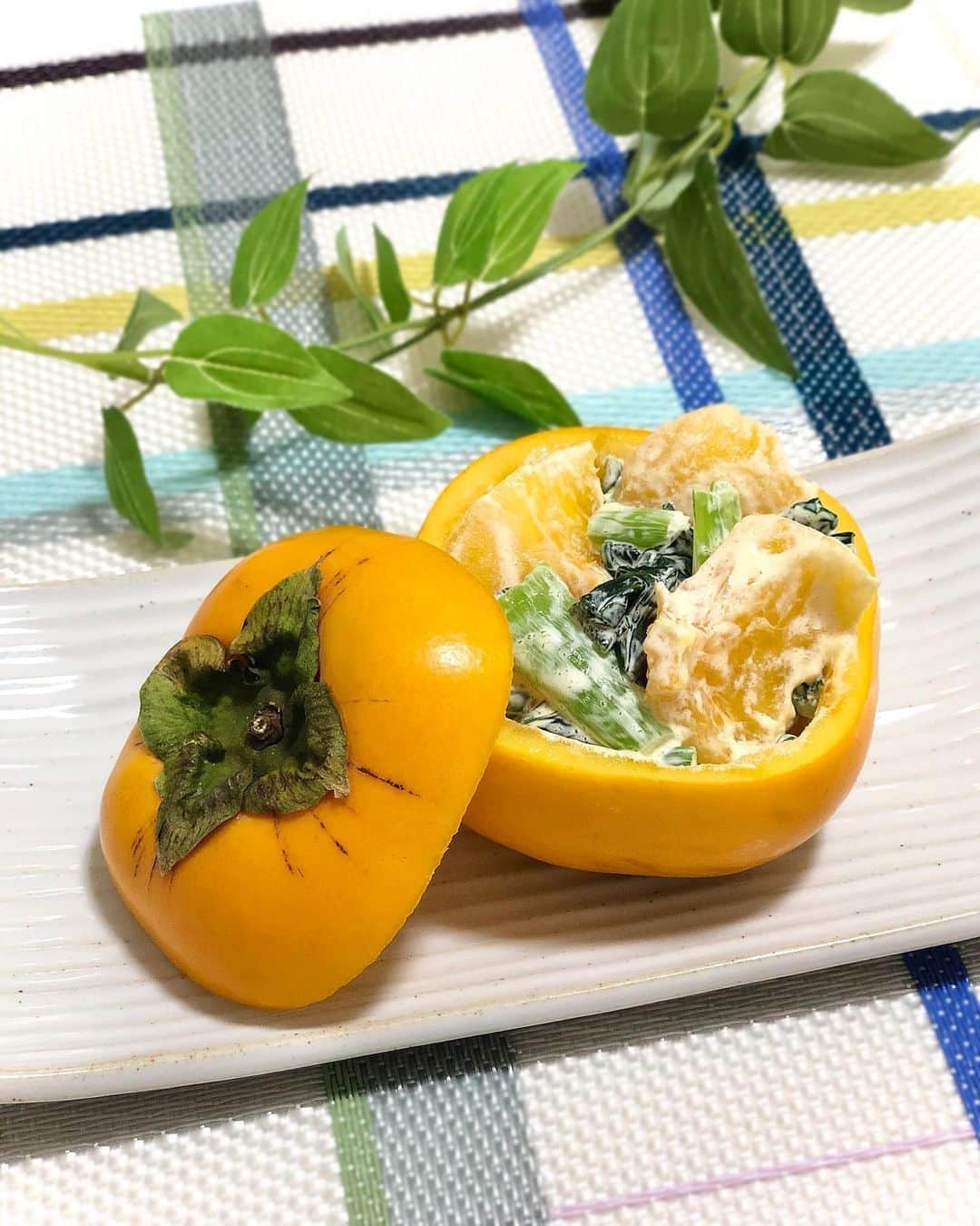 のインスタグラム：「🍁🧡🥗🍂 𝑷𝒆𝒓𝒔𝒊𝒎𝒎𝒐𝒏 𝒔𝒂𝒍𝒂𝒅♡♡ 柿と小松菜のマヨネーズ和え😊💓 . I cooked persimmon mayonnaise salad! Great time with a delicious food♥ . 先日は柿のデザートをご紹介しましたが あまりスイーツを食べないという方のために 今日はサラダをご紹介させていただきます🥰♥️ . 材料 ・柿　1個 ・小松菜　1束 (茹でる) ・マヨネーズ、塩　少々 . 材料はたったのこれだけ❣️ くり抜いて、和えて、盛り付けるだけで お洒落な柿サラダの完成です🎶 . . 〈柿の栄養〉 ・カリウム、抗酸化ビタミンのAとCが豊富 ・ビタミンCは柿1個で1日の必要量と同じくらい！ ・糖質や脂質の代謝に関わる補酵素マンガンを含み ・美容やダイエットに効果的 . . よかったら是非参考にしてみてくださいね👩🏻‍🍳💓 . . #旬の果物 #旬の食材 #柿 #食欲の秋 #実りの秋 #収穫の秋 # #persimmon #cookingram #おうち時間 #料理上手になりたい #料理好き #料理女子 #料理記録 #サラダ #マヨネーズ #マヨラー #栄養補給 #楽しく補食 #食育 #緑黄色野菜 #料理研究家 #管理栄養士」