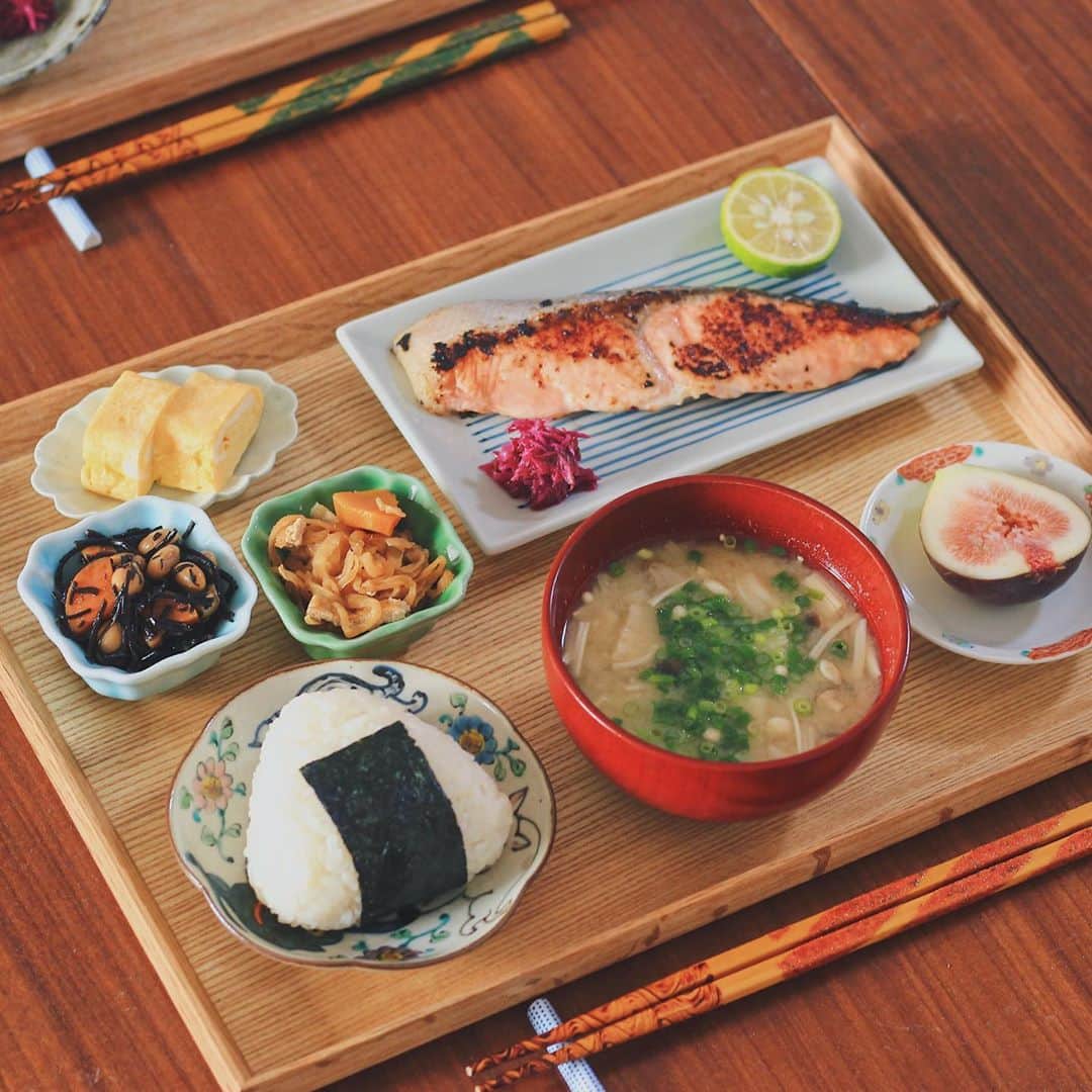 Kaori from Japanese Kitchenのインスタグラム：「大きめおにぎりと焼きすぎた鮭の西京焼き定食。 ・ こんばんは。 週末の朝昼ごはん。 鮭の西京焼き、焼きすぎて焦げが多め… フライパンで焼けるという謳い文句に従って フライパンで焼いたら少々焼きすぎた。 白米を用意したかったところですが おにぎりアクション期間ということで 大きめのおにぎりをドーンと握りました。 (おにぎりメインの写真が1枚目🍙) 家にあった乾物中心で副菜を作ったら 見事に茶色い献立に🍂笑 食物繊維がたくさん摂れたから良しとしよう。 緑黄色野菜が無いから買ってこよ… ・ 【薬膳の話】 ふるさと納税の返礼品でいただいた ピンクの食用菊は酢で茹でて甘酢漬けに。 残りは白和えに入れました。 薬膳の勉強をしはじめてから 菊花が食べられると知りました。 血行促進や熱冷ましの効能があるとされています。 （菊花にはビタミンEが含まれているので 　血行促進は科学的根拠もある） 身体を強く冷やす食材なので しょうがの絞り汁を加えるとバランスが良くなります。 今日もお疲れ様でした。 ・ ・ 【おしながき】 やや大きめおにぎり えのきとしめじのお味噌汁 やや焼き過ぎの鮭の西京焼き 菊の甘酢漬け 卵焼き 切り干し大根の煮物 ひじきと大豆の煮物 いちじく ・ ・ ・ ・ 2020.10.12 Mon Hi from Tokyo! Here’s weekend Japanese breakfast:Rice ball, mushroom miso soup, grilled salmon w/ sweet miso, simmered dried radish and carrot, simmered hijiki seaweed, rolled egg omelet, and fresh organic fig as a dessert. ・ ・ ・ ・ ・ #Japanesefood #breakfast #朝ごはん #おうちごはん #早餐 #薬膳 #うつわ #自炊 #家庭料理 #松浦コータロー #onigiriaction #おにぎり #健康食堂 #一汁三菜」