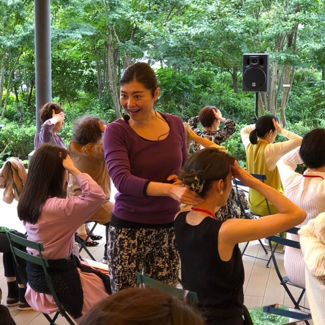 間々田佳子のインスタグラム：「オッジパーク 緑の綺麗な 日本橋三越屋上にて開催中  私は#顔の筋トレ　担当しています。 他にも 色々なヨガやダンス、ウォーキングの先生も 講座を担当されています！  このイベント 私の最後の講座は 10月24日13:00-  75分 たるみに効く筋トレ 担当します。  ぜひ❣️  #間々田佳子 #コアフェイストレーニング #日本橋グルメ  #小顔になる #たるみをとる #筋力アップ  #運動不足解消法 #oggipark #オッジパーク」