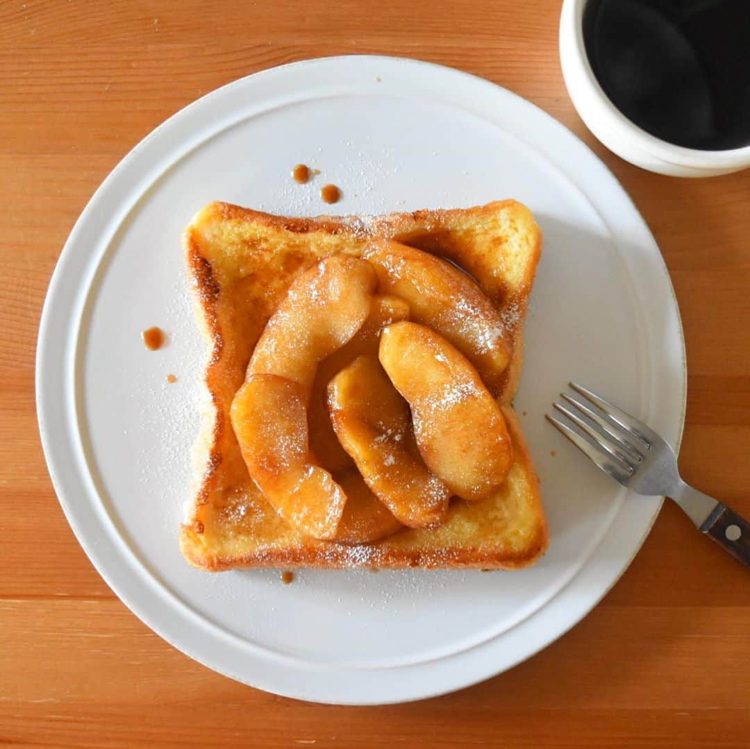 山崎佳のインスタグラム：「Today’s breakfast. シナモンで煮たりんごのせフレンチトースト。」