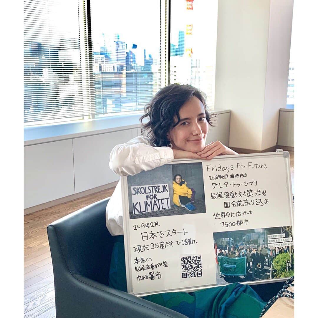 小野りりあんのインスタグラム：「朝日地球会議﻿ 楽しかった！！！﻿ ﻿ 話すのが大の苦手な私にとって﻿ 始まる前まで緊張で口開けても﻿ その後続かないんじゃないかと﻿ 不安だった。﻿ ﻿ だけど、喋りたいことが溢れるように出てきて﻿ ビックリした！﻿ 時間制限あったら気をつけたけど﻿ 分かりやすく人の心に届く話方には程遠くて 話に数字に対しての具体的説明無かったし﻿ 事例も盛り込めていないし﻿ 駄目をあげればキリがないよね。﻿  だけどさ、完璧じゃないと話しちゃいけないって いう流れを壊していくのも大事だと思うんだよね﻿ 何も知らなくても、うまく話せなくても﻿ 話し出すことの方が圧倒的に大事だから。﻿ そう信じて今後も﻿ どんどん改善させていきたい。﻿ ﻿ あと、ハイレベルで政府や金融、﻿ 企業に賢く働きかけて動かしている﻿ 高村ゆかりさんと玉木林太郎さんの﻿ 事情を聴けたことは、とても貴重な経験だった、﻿ ﻿ 今の時代色んな問題があるけれど﻿ 気候危機には﻿ やはり時間に限りがあって…﻿ 市民の声の﻿ 後押しが無い限り、﻿ 間に合う速度で起きるべき﻿ 社会変化は、起きないな確信する機会でもあったよ。﻿ ﻿ 「わたし達が声を伝えること」﻿ それは、日本社会が待ちに待っていた﻿ 可能性が高い。﻿ ﻿ これからの時代こそ﻿ わたし達の声が最大限に活かせる﻿ チャンスの時代だよ﻿ ﻿ ゼロカーボン宣言を﻿ 自治体に求めるアクション﻿ なんかはもうね、﻿ 自治体にとっては、市民に「やって」と言ってもらった時﻿ それは、鶴の一声のように﻿ 宣言できるキッカケになっている地域すらあるから！﻿ (自治体にアプローチかけてみたい人は、@green.tea.official のスラックに登録して自治体チャンネルから詳細みてね😘)﻿ ﻿ わたし達には、社会を変える力がある﻿ むしろ、変えるしか選択肢は﻿ もう無い状況。 国々の壁と乗り越えて、助け合って。 人類共通の危機だから。﻿ ﻿ 気候危機とコロナ危機で﻿ わたし達の裾はもう燃え始めている﻿ そこに1人1人が﻿ 気がついているかどうか﻿ それだけ。﻿ ﻿ 今までの日本に前例がない﻿ 市民主導で力を発揮させていく時代だよ﻿ ﻿ やってやろうじゃないの！！﻿ 無知でいいから、まず行動しよう！﻿ 生活変えるだけじゃなくて、﻿ 社会システムを根本から変えていくように﻿ 声を届けよう！！﻿ ﻿ まずは、﻿ @fridaysforfuturejapan のリンクから﻿ 署名だよ！！﻿私のプロフィールリンクにも貼ってるけれど ﻿ より沢山の声を社会に伝えよう！！﻿ そして、﻿ どれだけ私達が危機的状況で﻿ 私たちに変える力があることを﻿ 伝えていこう！  #朝日地球会議」