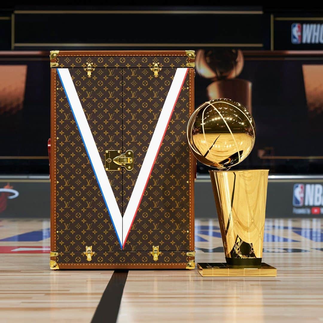 HYPEBEASTさんのインスタグラム写真 - (HYPEBEASTInstagram)「#hypeAF: In celebration of the 2020 @nba champions, @louisvuitton has unveiled the world-renowned Larry O’Brien Trophy for the first time in the previously revealed bespoke Trophy Travel Case. Hand-crafted in French luxury fashion house’s historic Asnières workshop in the outskirts of Paris, France, the piece has been wrapped in LV’s signature Monogram canvas accented by traditional brass fixtures. Embodying the personalization element integral to the roots of Louis Vuitton since its founding in 1854, the Trophy Travel Case comes customized with a “V” motif in white with blue and red to symbolize “Victory Travels in Louis Vuitton.” Learn more details via the link in our bio. ⁠⠀ Photo: Louis Vuitton」10月12日 21時18分 - hypebeast