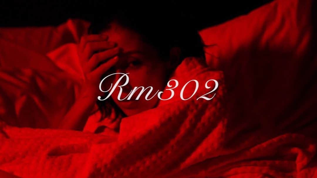 BENIのインスタグラム：「Beni Daniels x Four Seasons Tokyo at Otemachi ⠀⠀⠀⠀⠀⠀⠀⠀⠀ “Rm302”  LINK IN BIO!! ⠀⠀⠀⠀⠀⠀⠀⠀⠀  This song is about my old apt Rm#302 but collaborated with the brand new chic FOUR SEASONS HOTEL in Otemachi for the video version -  welcome to my #Rm302 💋  新しくオープンしたフォーシーズンズホテル東京大手町 @fsotemachi で「Rm 302」のイメージビデオを撮影しました〜 昔住んでいて部屋番号から生まれた曲をゴージャスに表現させてもらいました🔥🔥 ⠀⠀⠀⠀⠀⠀⠀⠀⠀  Filmed & Directed by @alexanderwitmer  @bigpapasrey」