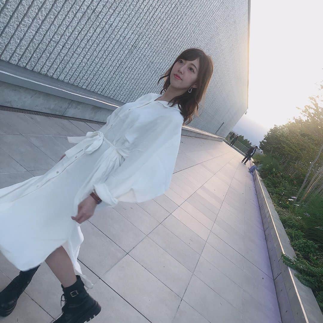 松村芽久未のインスタグラム：「﻿ ﻿ 珍しい真っ白のワンピース 👗💜﻿ ﻿ サラッとした生地で気持ち良い素材🤤﻿ ﻿ ﻿ 後ろのデザインがとても可愛くて一目惚れ！﻿ 新しく出来たばかりの(@ayla.jp_official)さんの﻿ ブランドの服でコスメもラインナップ増えて﻿ いくそうですよ！！！﻿ ﻿ ﻿ ねーねー、、かわいい？❤️🥺﻿ ﻿ ﻿ #ayla #アイラ #コスメアンドワンピース ﻿ #onepiece #newbrand #fashion #ootd」
