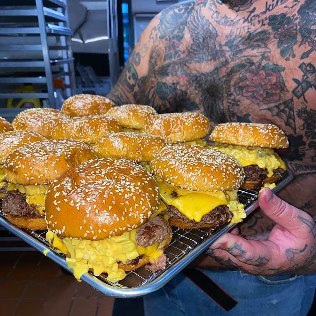 RVCA Japanさんのインスタグラム写真 - (RVCA JapanInstagram)「“TORONTO I HAVE BEEN WORKING ON SOMETHING PRETTY QUIETLY AND NEXT WEEK YOU MIGHT BE ABLE TO EAT A COUPLE BURGERS IF YOU WANT” // @mattymatheson @pmtenore #MattysPattys #RVCA」10月12日 21時19分 - rvcajapan