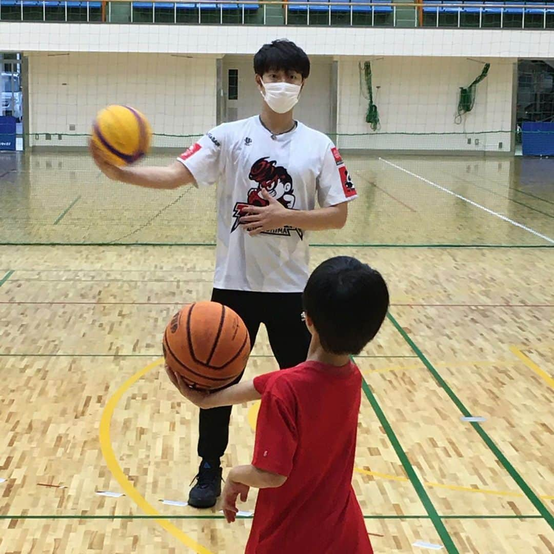 仲摩匠平さんのインスタグラム写真 - (仲摩匠平Instagram)「スリストム広島バスケ塾呉校の体験会が終わりました！ U-10は参加者1名でしたが、マンツーマンで1時間がっつりトレーニングさせてもらいました！ U-15も基礎練習を中心に行い、今後の参考にいろいろと見させてもらいました！ 東区校と呉で、年代は同じでもカラーが全く違いますね！ 19日東区校、26日呉校と体験会がもう１回ずつあって、11月からいよいよ本格的に始まります(^^) ・ ・ #仲摩匠平 #スリストム広島 #バスケ塾 #呉市 #広島 #3x3 #スクール #小学生 #中学生」10月12日 21時22分 - shoheinakama