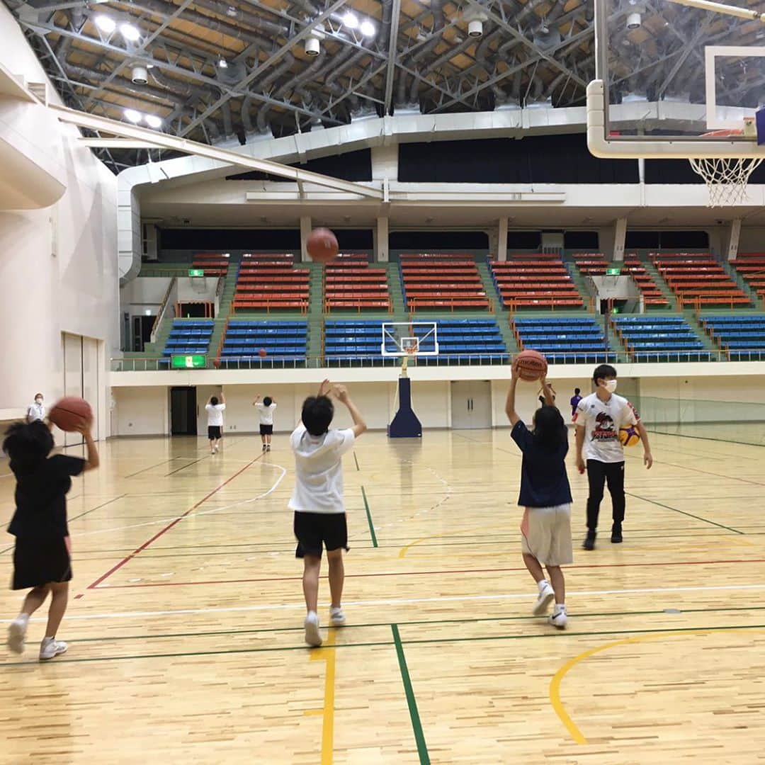 仲摩匠平さんのインスタグラム写真 - (仲摩匠平Instagram)「スリストム広島バスケ塾呉校の体験会が終わりました！ U-10は参加者1名でしたが、マンツーマンで1時間がっつりトレーニングさせてもらいました！ U-15も基礎練習を中心に行い、今後の参考にいろいろと見させてもらいました！ 東区校と呉で、年代は同じでもカラーが全く違いますね！ 19日東区校、26日呉校と体験会がもう１回ずつあって、11月からいよいよ本格的に始まります(^^) ・ ・ #仲摩匠平 #スリストム広島 #バスケ塾 #呉市 #広島 #3x3 #スクール #小学生 #中学生」10月12日 21時22分 - shoheinakama