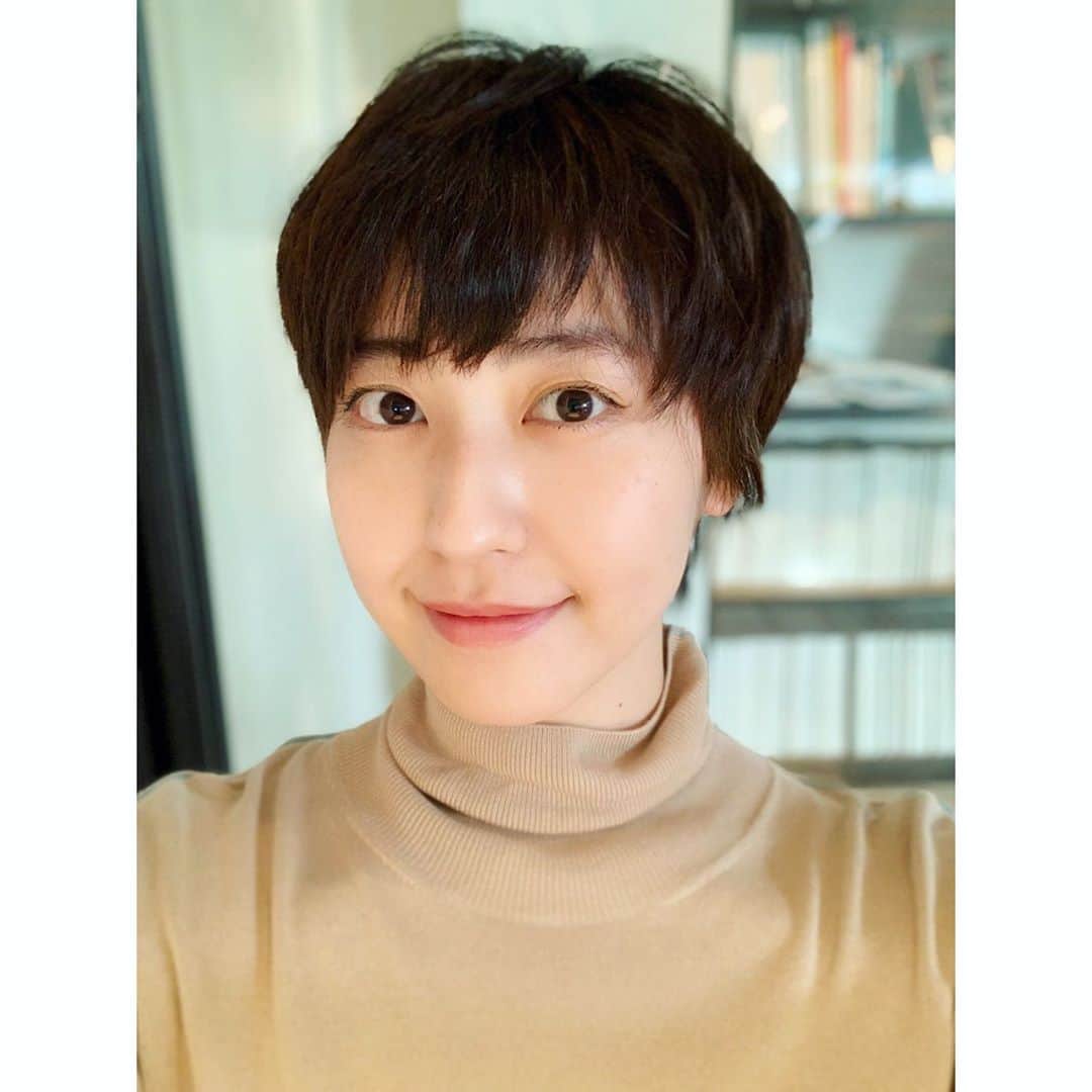 のインスタグラム：「髪切りました♪ カラーも少し変えていただき気分転換♪  #hairstyles #haircolor #haircut #shorthair #shortcut #twiggy #ショートカット #ショートカット女子 #黒田有彩 #宇宙 #space #ウーチュー部」