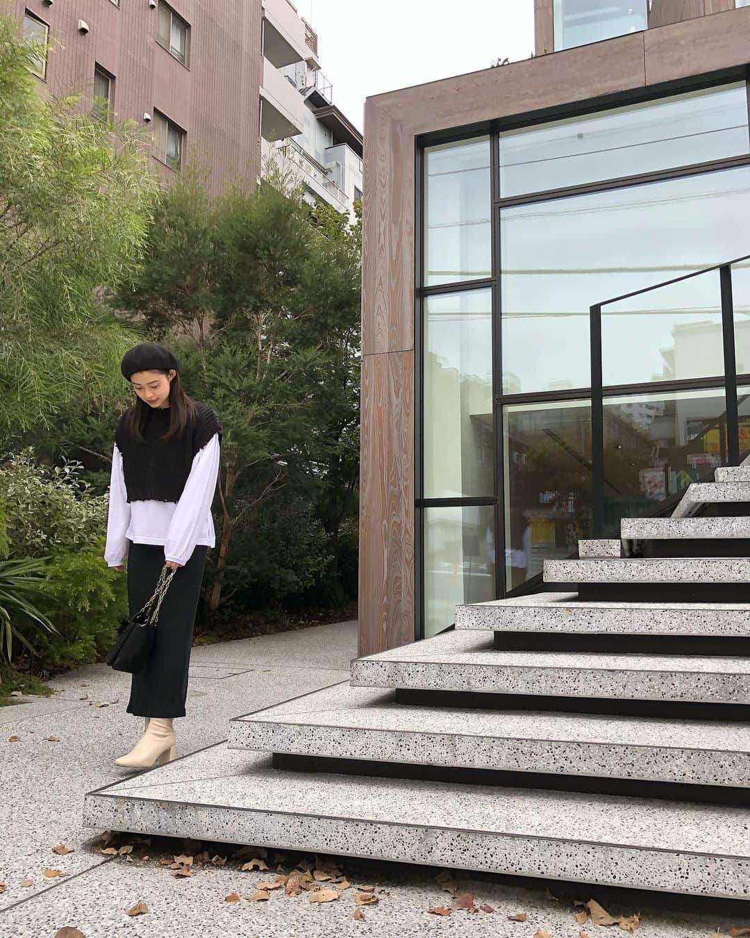 のインスタグラム：「昨日のコーデ ✌︎﻿ ﻿ ﻿ 白とか黒の服が好きで﻿ モノトーンコーデになりがち🤔﻿ ﻿ ショート丈のニットベストを着て﻿ 代官山をぷらぷらしてました🐾﻿ ﻿」