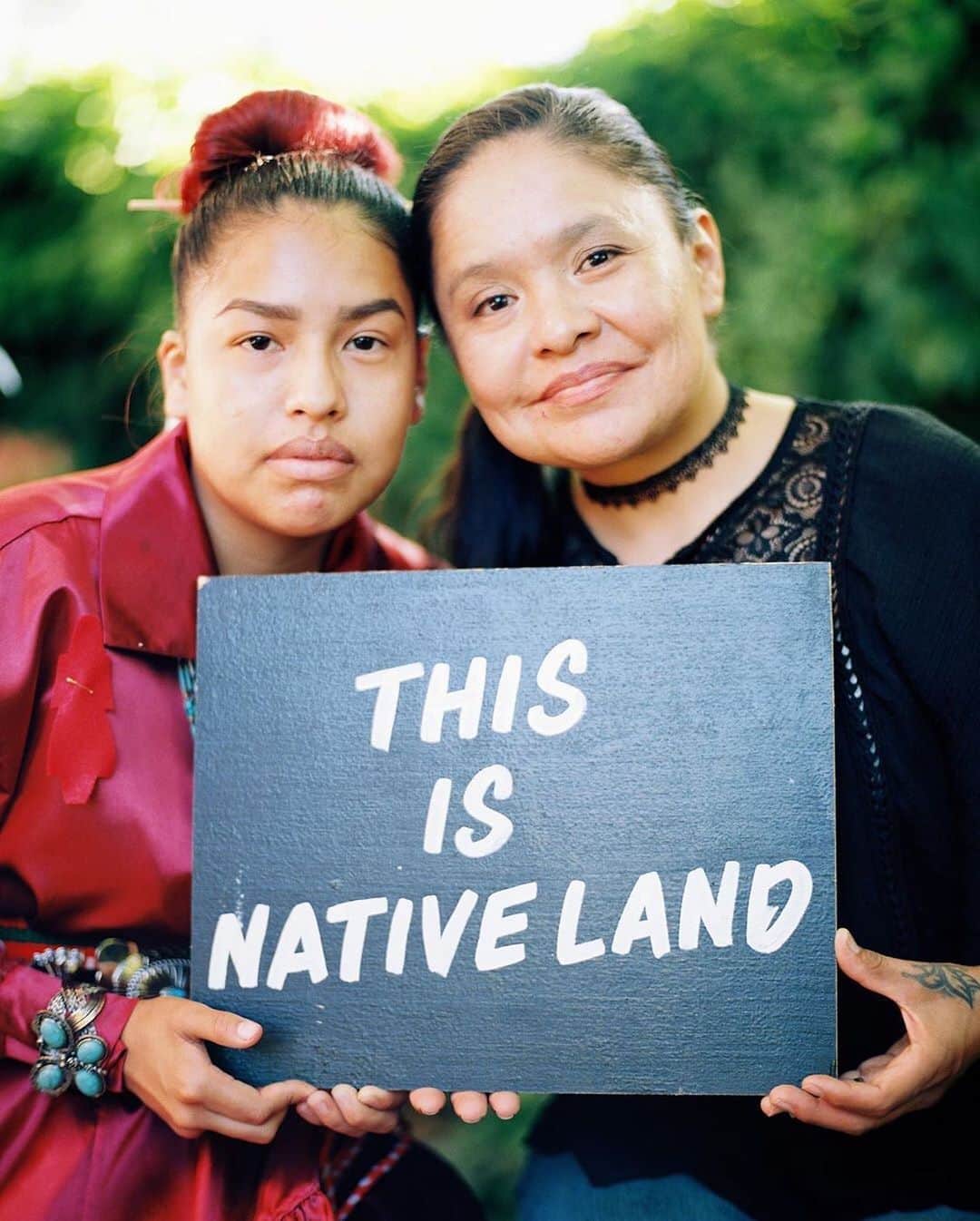 Grace Bonneyのインスタグラム：「Today is #indigenouspeoplesday and I’m going to be sharing resources and important accounts to follow to learn more and do better. During @matikawilbur ‘s takeover we got to learn about and meet so many incredible indigenous and Native artists and makers, as well as learning about the wealth of resources online to educate ourselves about indigenous communities, de-colonize our minds and beliefs, and ask ourselves important questions about whose land we live on and what we are doing (or not doing) to better support the indigenous people where we live. I’ll be sharing a lot today but please revisit the saved stories above to see the posts and accounts Matika shared with us related to land and food sovereignty as well as #mmiwawareness • This image is by @jonathancanlas via @mmiwhoismissing  #indigenouspeoplesday」