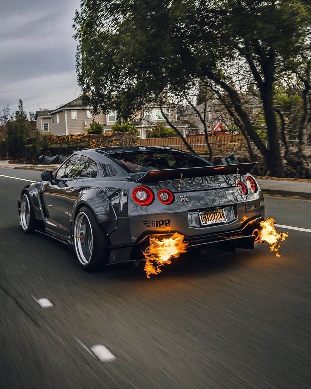 CARLiFESTYLEさんのインスタグラム写真 - (CARLiFESTYLEInstagram)「GT-R flamethrower 🔥🔥 Photo @summit.ss Owner @pikachupcar #carlifestyle」10月12日 21時28分 - carlifestyle