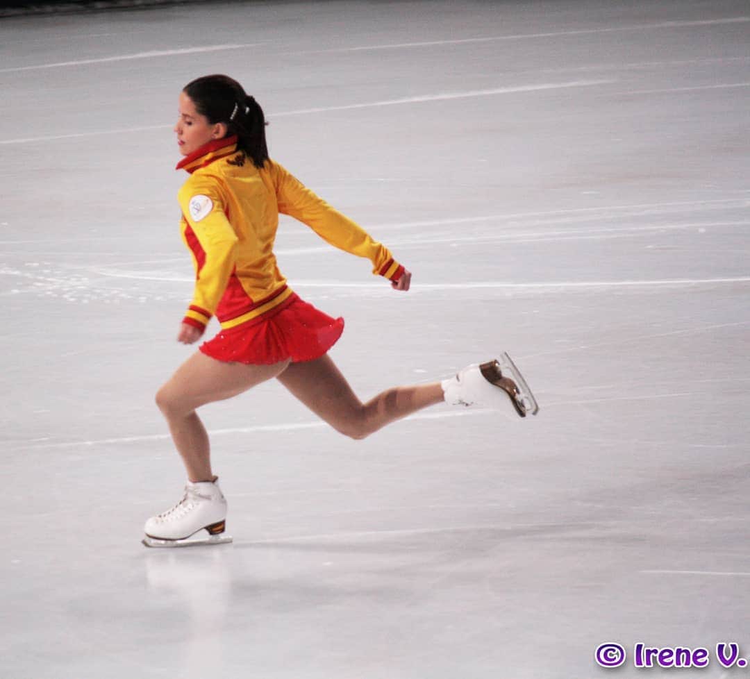 ソニア・ラフエンテのインスタグラム：「¡Feliz día de la hispanidad! ⛸️🇪🇦 . .  📸 @irishwinter . #12octubre #pilar #skating #spain #patinaje #photo #nationalday」