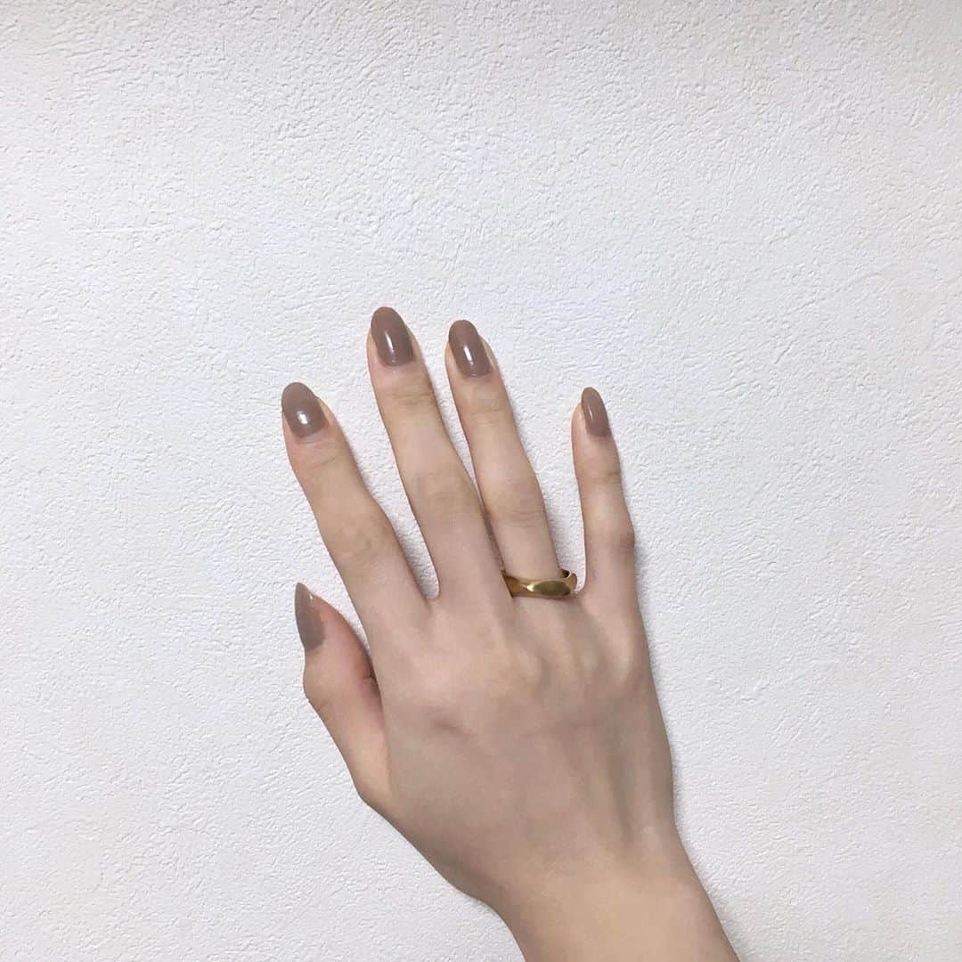 江崎ななほのインスタグラム：「アクセはシルバー派でしたが最近はゴールドも好き このまえ仲間入りした @anvorhanden 💍」