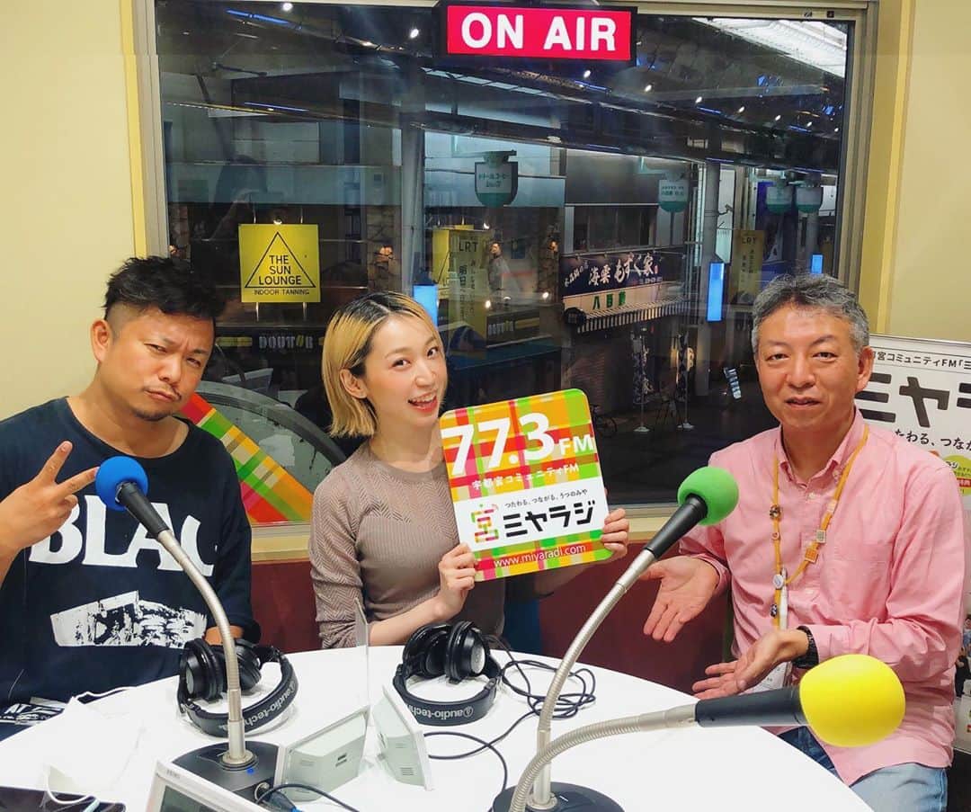 のインスタグラム：「FM 77.3 ミヤラジ 『New York New York presents (仮)あなたに押し出し♡』  第1回放送聞いてくださったみなさんありがとうございました🥰  毎月第2＆第4月曜日20時からの放送になるので、是非アプリをダウンロードして聴いもらえると嬉しいです💛 アプリのリンクをハイライトにつけておきます🔗  メッセージも嬉しかったよ〜〜🥺💖 らぶ💖  #ミヤラジ #夏目麻央 #あなたに押し出し♡ #よろしくお願いします」