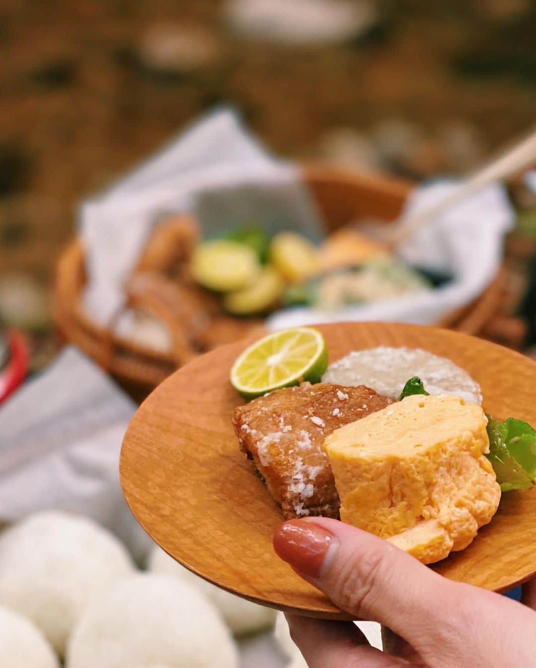 Risako Yamamotoさんのインスタグラム写真 - (Risako YamamotoInstagram)「真央さんのお料理教室🌾 ・ 作ったおかずとおにぎりをバスケットに詰めて、近くの沢へ🥾 ・ ・ 自然いっぱいの中で頂くご飯、本当に美味しかった♡🍃 澄んだ空気の中では明るい話と笑顔しか出ない魔法。 そして、思い出す度笑ってしまう森のくまさん事件も思い出🐻🌳 ・ ・ #真央さんのお料理教室 #ピクニック #picnic」10月12日 21時42分 - risako_yamamoto