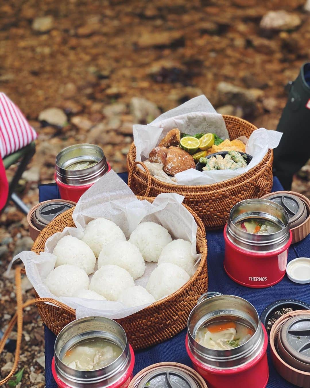 Risako Yamamotoさんのインスタグラム写真 - (Risako YamamotoInstagram)「真央さんのお料理教室🌾 ・ 作ったおかずとおにぎりをバスケットに詰めて、近くの沢へ🥾 ・ ・ 自然いっぱいの中で頂くご飯、本当に美味しかった♡🍃 澄んだ空気の中では明るい話と笑顔しか出ない魔法。 そして、思い出す度笑ってしまう森のくまさん事件も思い出🐻🌳 ・ ・ #真央さんのお料理教室 #ピクニック #picnic」10月12日 21時42分 - risako_yamamoto