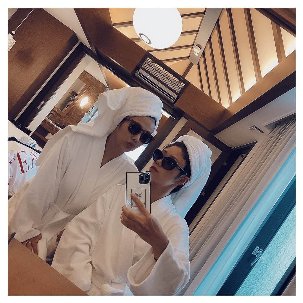 ARIKAのインスタグラム：「バスタオルおばさん . 映え？ . #okinawa #trip #バスタオル #風呂上がり #すっぴん #サングラス #微妙 #笑 #summer #workout #makeup #hair #me #girl #swag #l4l #love #selfie #bestoftheday #friends #instagood」