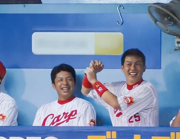 新井貴浩のインスタグラム：「. 石原　19年間お疲れ様！  ・ ・ ・ #石原慶幸  #広島東洋カープ #31 #最高の仲間 #家族 #お疲れ様 #感謝」