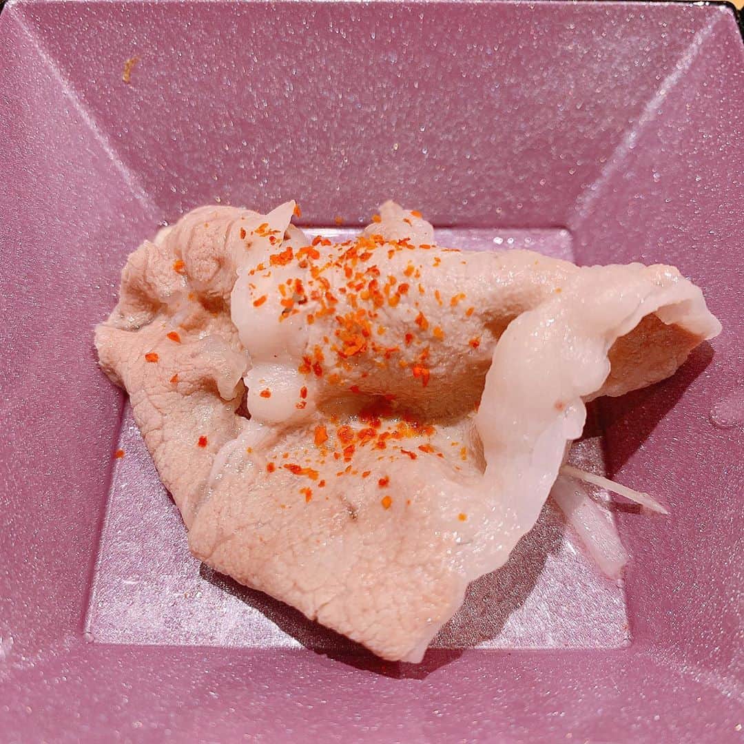みき みーやんさんのインスタグラム写真 - (みき みーやんInstagram)「イヴ美豚を扱っている @haruna_higashiumeda 🐷 . お塩で食べる柑橘塩しゃぶしゃぶを 食べてきました🤤❤ . この塩しゃぶしゃぶは6種類の塩と 5種類の薬味を自分でつけて食べるの！❤ . いろいろ試しながら自分好みの味付けで しゃぶしゃぶが食べられちゃうからいくらでも 箸が進むwww💕 . 特に私のオススメはアーモンド塩ね！ アーモンドの風味と塩気が 豚の甘さを最大限に引き立ててくれる！！ ペペロンチーノ塩とガーリックオイルの 組み合わせもイタリアン感強めで 美味しかったからぜひ試して欲しい！笑😍 . . あとね、あんなにしゃぶしゃぶしたはずなのに アクが全然出なくて…というか最後まで めちゃくちゃ透明なスープのままやってん。 めちゃくちゃええ豚じゃないと こんなことありえへんくない？？！🐽 ほんまにええ豚使ってるんやなーって 食べてもわかるしアクのなさを見てもわかる。 ほんまに素晴らしすぎるわ👏💕 . . 会員制で予約時は誰からの紹介か 聞かれるので『みーやんの見ました！』 言うたらすぐに予約できます💕 今はオープンしたばっかりだから 来店した人は無料で会員になれるんやけど 来年の8月からは年会費もいるようになるので 今のうちに会員になることをお勧めしますw （あと、今はコロナのこともあるから 1日2〜3組に制限してるそうです🤭 . 全国でイブ美豚の塩しゃぶを食べられるのは はるな本町店とここ西天満の店舗だけだから ぜひ本物の美味しい豚をはるなで 食べて見てくださいね❤💕 ほんまオススメー！！💕 . . #西天満#南森町グルメ #本町 #東梅田グルメ #本町グルメ #大阪グルメ #osaka #豚しゃぶ #イブ美豚 #すき焼き #美味しいお店 #豚料理 #関西グルメ #foodstagram #foodphotography #foodpic #お肉料理 #肉好き #グルメ女子 #おススメ #グルメスタグラム #グルメ #グルメ好きな人と繋がりたい #ミディアムヘア #ミディアムボブ #ヘアスタイル #ナチュラルメイク #メイクアップ #塩しゃぶしゃぶ」10月12日 21時37分 - mi_yan0101