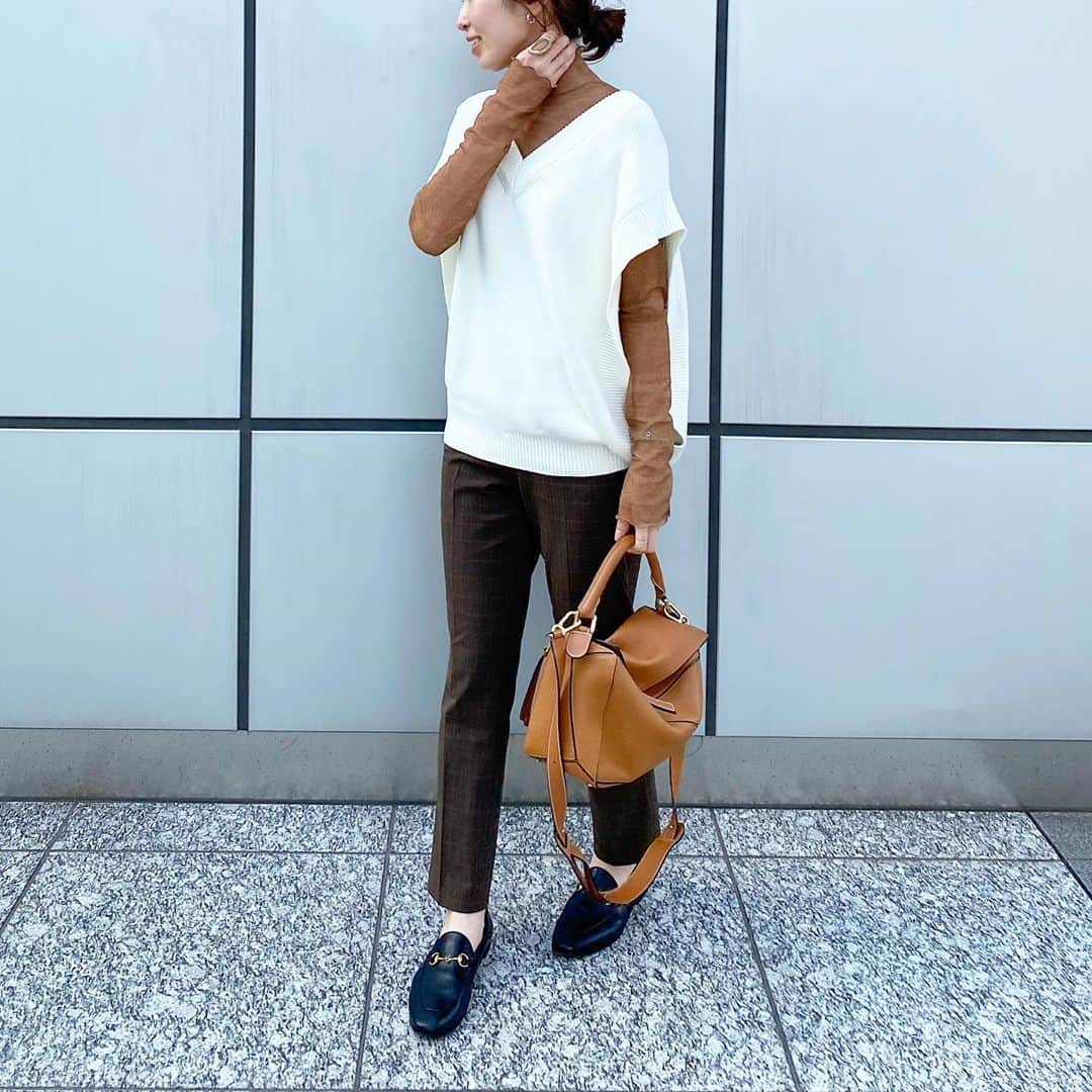 ayakoさんのインスタグラム写真 - (ayakoInstagram)「先日お友達と出かけた日のコーデ☀︎︎ UNIQLOのアンクルパンツ、さり気ないチェック柄だから着回しかなりできる‼︎ ・ #UNIQLO#uniqloコーデ#スマートアンクルパンツ#autumn #秋コーデ #プチプラ #ニットベスト#シアートップス   #aya__m_code #大人カジュアル#オトナカジュアル#ママコーデ#男の子ママ#シンプル#シンプルコーデ#simple#locari#fashiongram」10月12日 21時38分 - aya.masayan