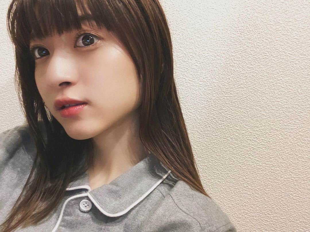 谷口萌衣子のインスタグラム：「🧖🏻‍♀️🧖🏻‍♀️  ウエラのお家トリートメント、ついにラストステップ！  サロントリートメントからだんだん時間が経って、 くすんできた髪にツヤ感を補ってくれます🔅 しっとりつやつや〜〜  何歳になってもキューティクルと冒険心は失いたくないですね、、！（笑）  #カラーモーション #4ウィークプログラム #さあサロンに行こう #イルミナカラー #イルミナ #ウエラプロフェッショナル #NYNY #さあNYNYに行こう #ミスキャンパス立命館」
