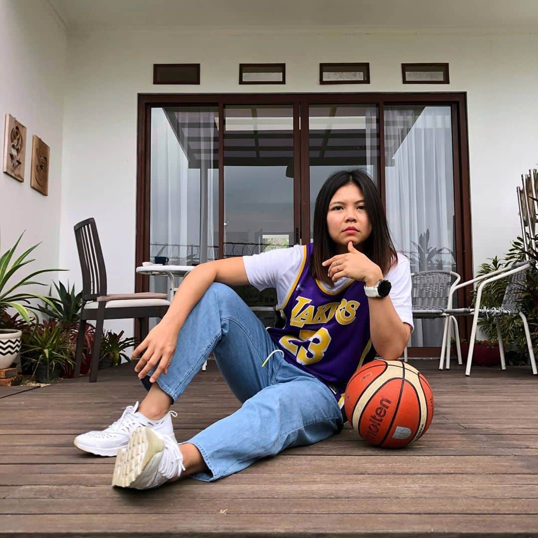 グレイシア・ポリーさんのインスタグラム写真 - (グレイシア・ポリーInstagram)「Menepati permintaan @felixdjimin OOTD pakai baju kebanggaan LA Lakers karena mereka Champion hari ini terus harus dipajang di Enstajram... 🤔⭐ #asalkamubahagiaajadehkokoque #thisisforyou 🏀  Photo by @beverlygbr」10月12日 21時40分 - greyspolii