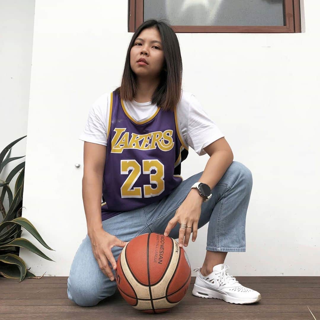 グレイシア・ポリーのインスタグラム：「Menepati permintaan @felixdjimin OOTD pakai baju kebanggaan LA Lakers karena mereka Champion hari ini terus harus dipajang di Enstajram... 🤔⭐ #asalkamubahagiaajadehkokoque #thisisforyou 🏀  Photo by @beverlygbr」